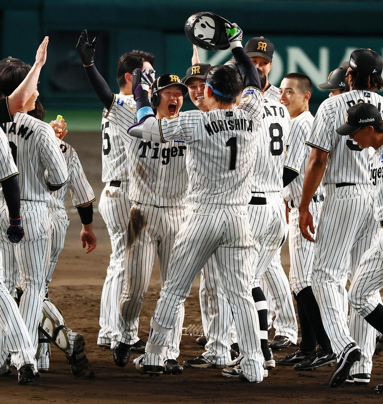 阪神対ヤクルト　9回裏阪神1死一、二塁、左前打を放った森下翔太（背中）に最高の笑顔で駆け寄るサヨナラの生還をした近本（撮影・加藤哉）
