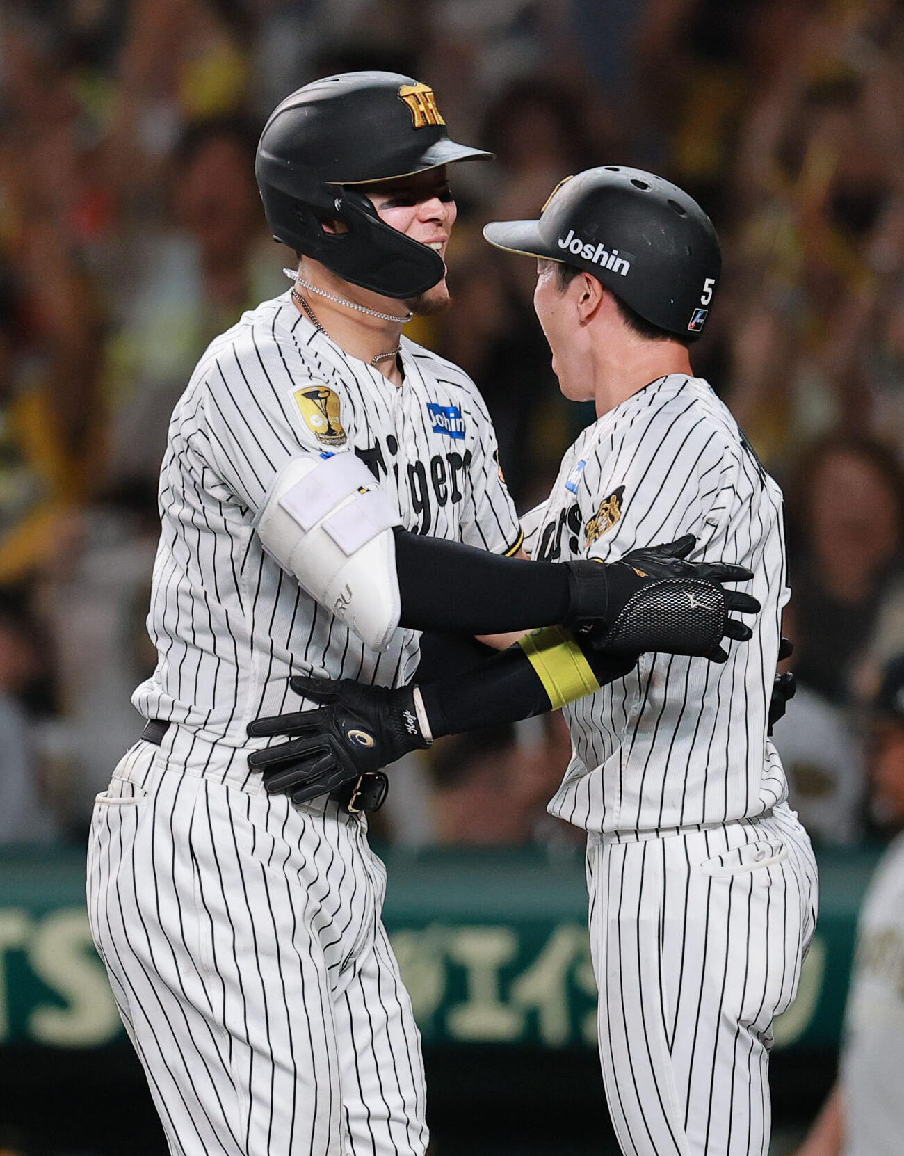 阪神対ヤクルト　9回裏阪神1死一、二塁、二走近本光司（右）がサヨナラ生還し喜ぶ佐藤輝明（撮影・上山淳一）