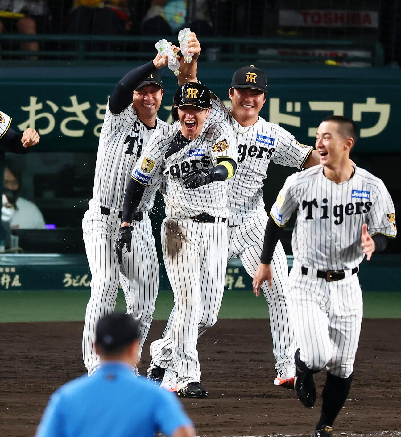 阪神対ヤクルト　9回裏阪神1死一、二塁、二走近本光司は森下翔太の左前打と相手失策でサヨナラの生還をし、ナインからウオーターシャワーを浴びる（撮影・加藤哉）