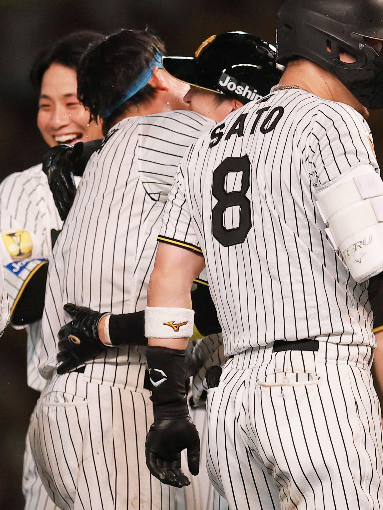 阪神対ヤクルト　9回裏、サヨナラで勝利し森下翔太（左）と抱き合って喜ぶ近本光司（撮影・上山淳一）