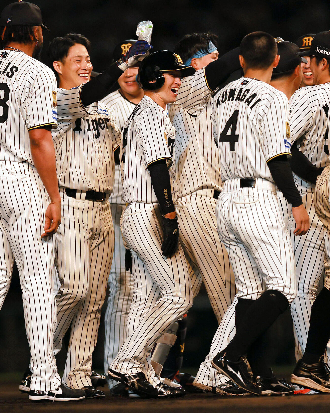 阪神対ヤクルト　サヨナラで勝利し、仲間たちと喜ぶ阪神近本光司（中央）（撮影・上山淳一）