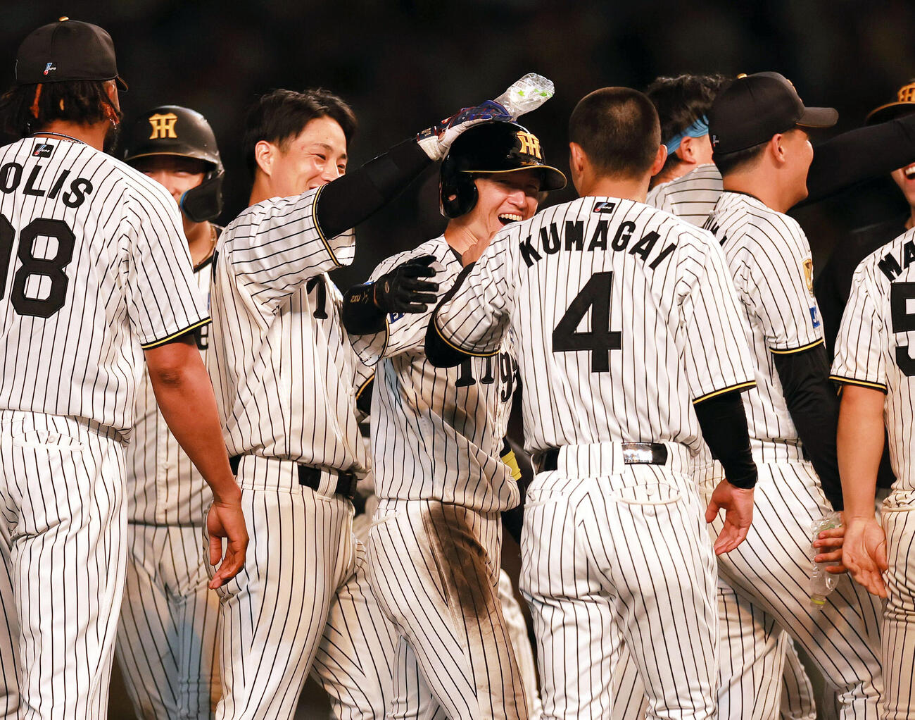 阪神対ヤクルト　サヨナラで勝利し、仲間たちと喜ぶ阪神近本光司（中央）（撮影・上山淳一）