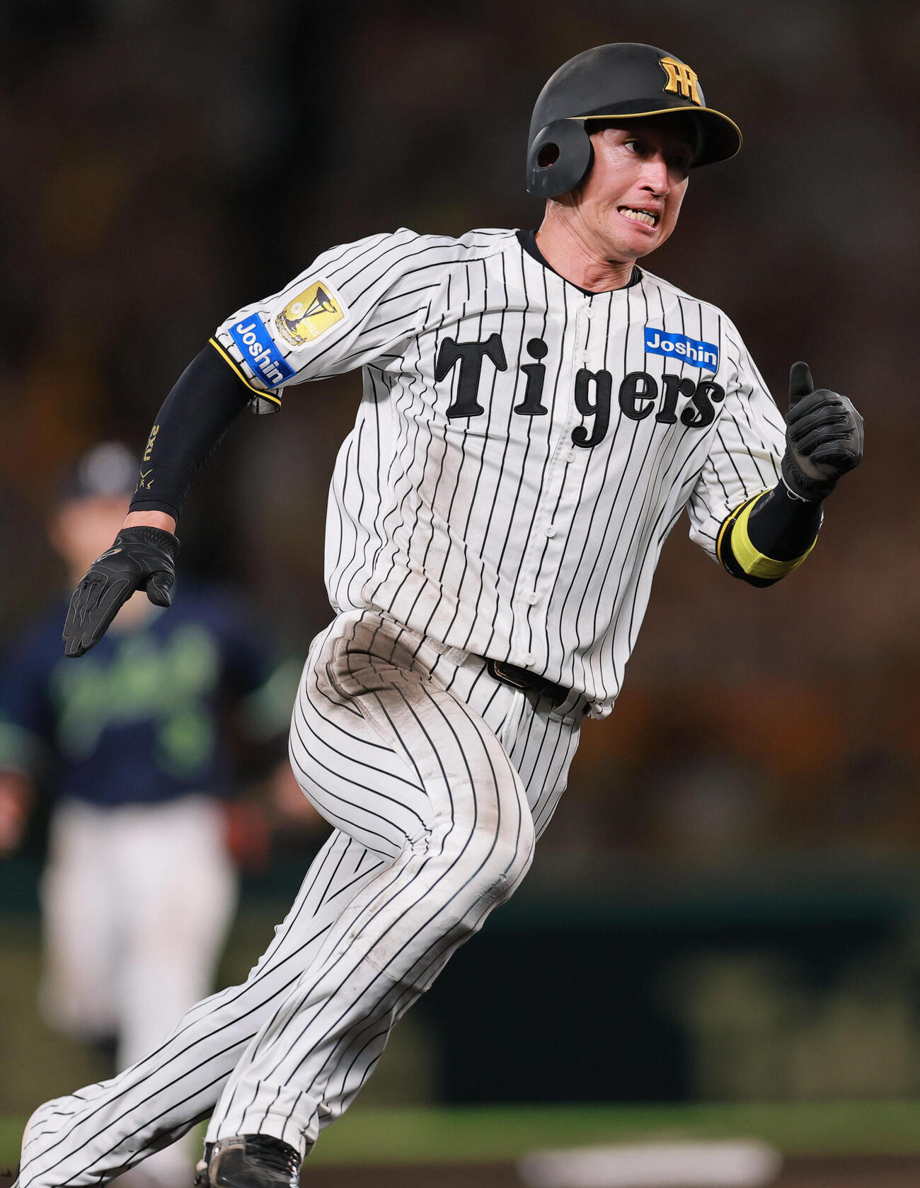 阪神対ヤクルト　9回裏阪神1死一、二塁、二走近本光司は森下翔太は左前打で三塁に向かう（撮影・上山淳一）