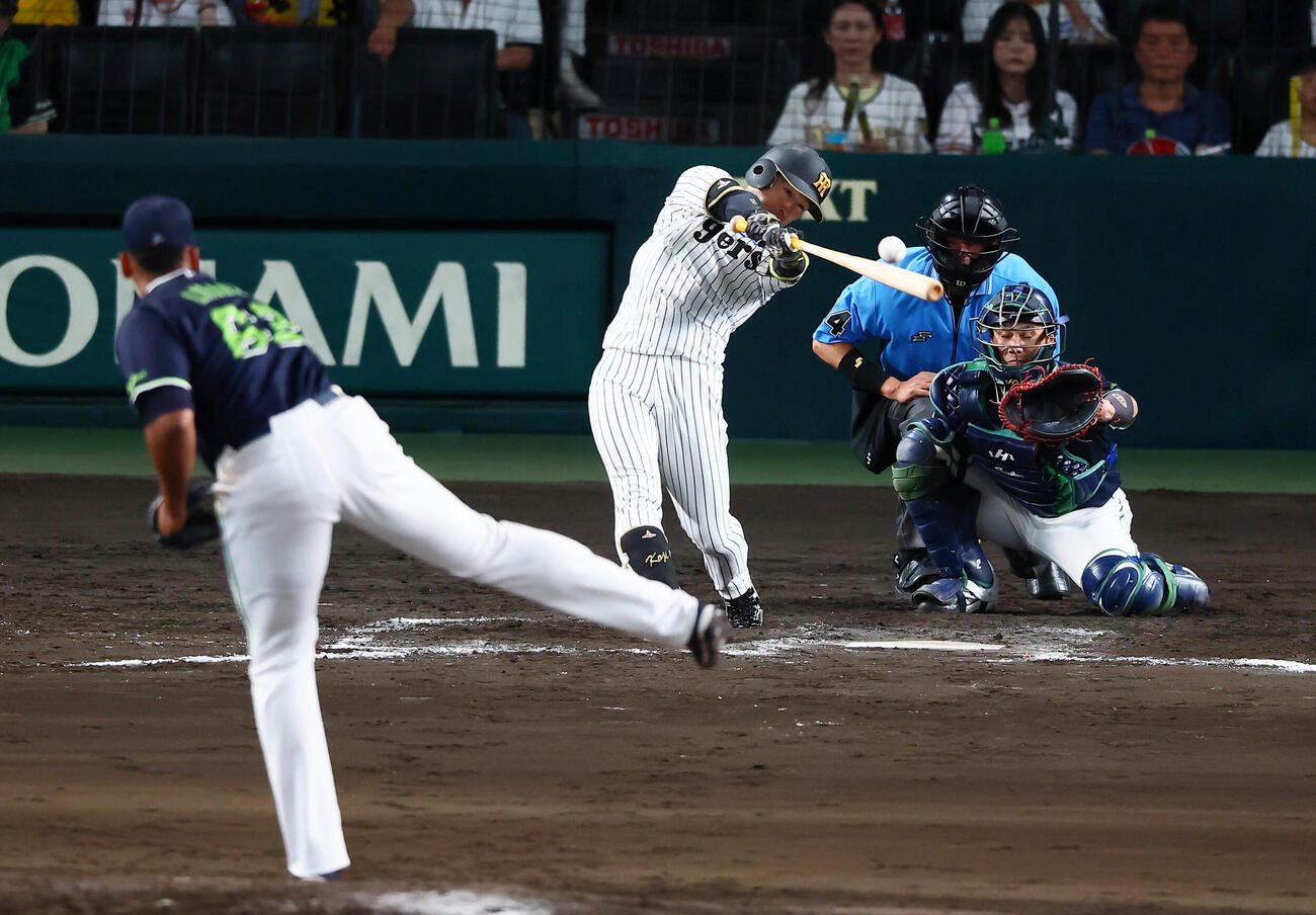 阪神対ヤクルト　9回裏阪神1死、近本光司は中前打を放つ。投手ヘスス・リランソ（撮影・加藤哉）
