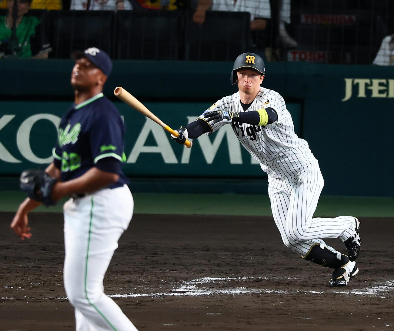 阪神対ヤクルト　9回裏阪神1死、近本光司は中前打を放つ。投手ヘスス・リランソ（撮影・加藤哉）