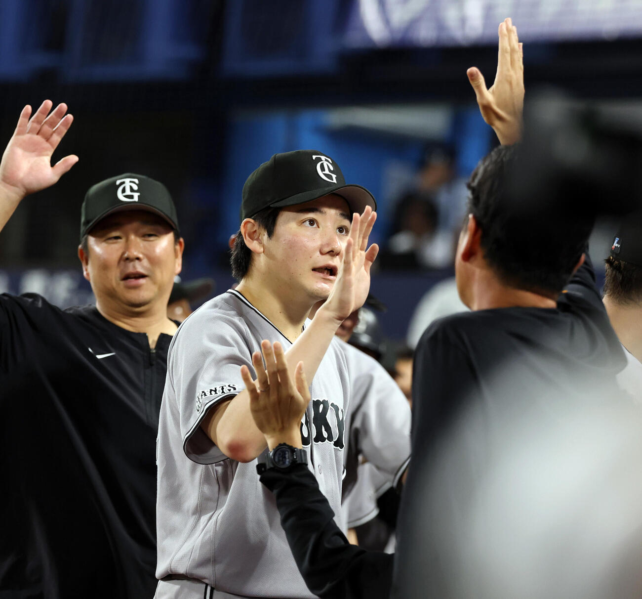 DeNA対巨人　久々の勝利で6勝目を飾った巨人竹丸和幸はナインとハイタッチ（撮影・浅見桂子）