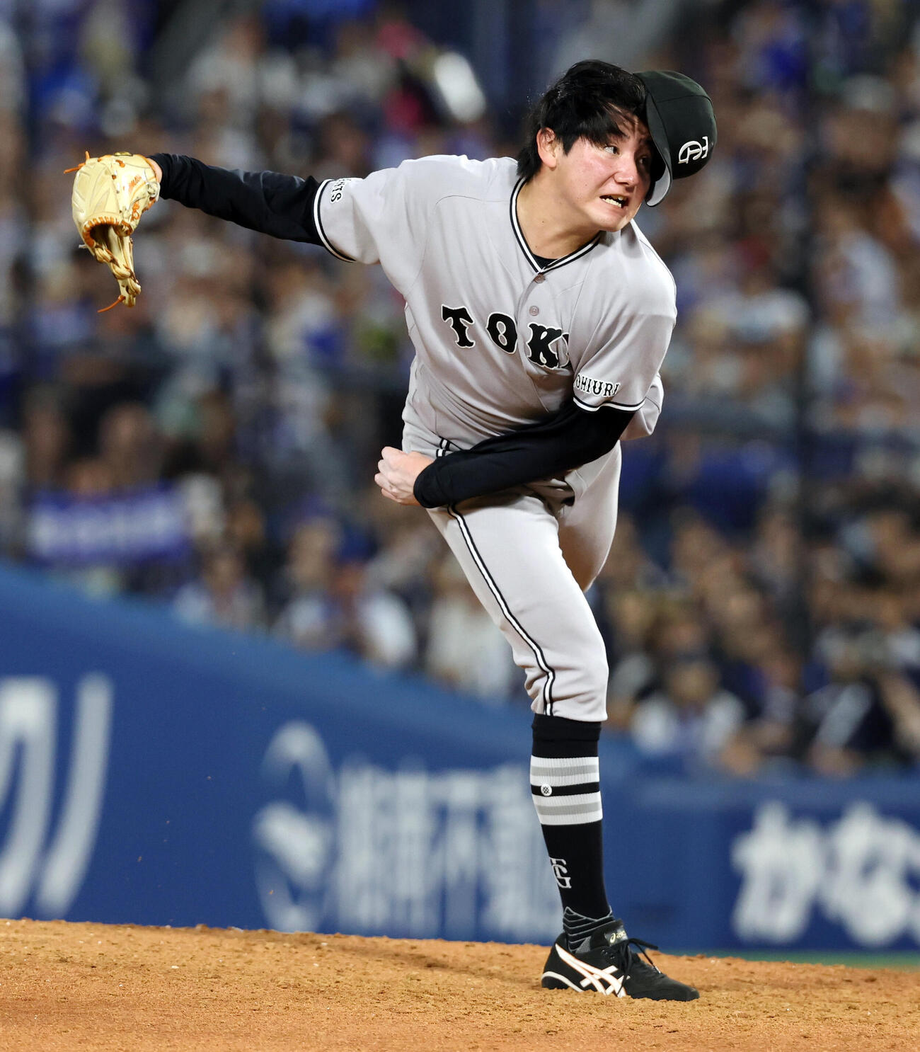 DeNA対巨人　6回裏DeNAの攻撃で帽子を飛ばして力投する竹丸和幸（撮影・浅見桂子）