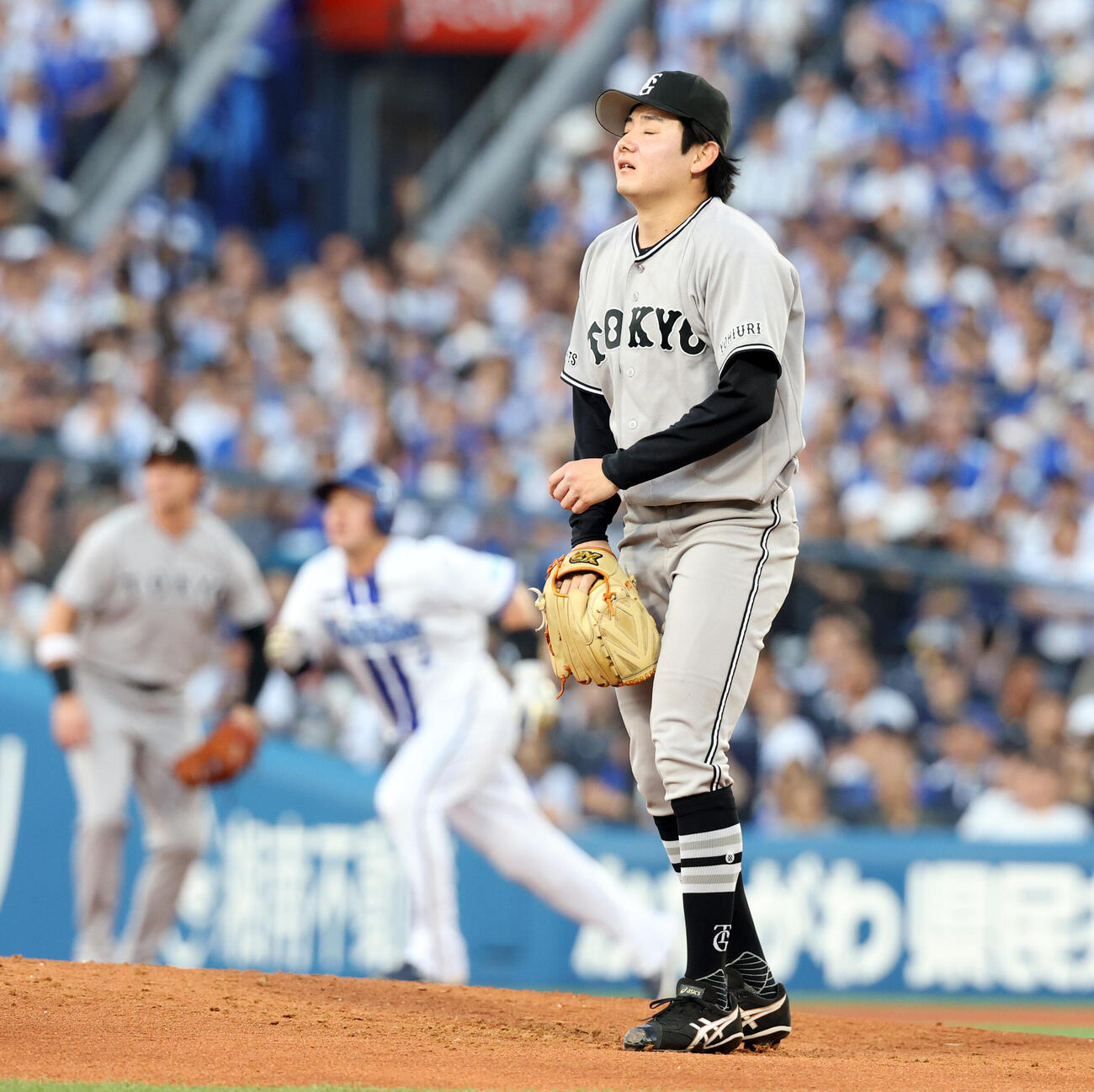 DeNA対巨人　1回裏DeNA1死一、二塁、エンカーナシオンに3点本塁打を浴び顔をしかめる竹丸和幸（撮影・浅見桂子）
