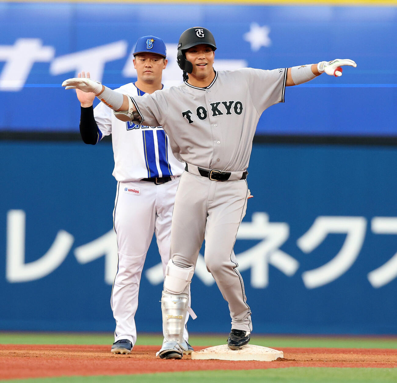 DeNA対巨人　1回表巨人1死一、二塁、大城卓三は適時二塁打を放ちポーズ（撮影・浅見桂子）