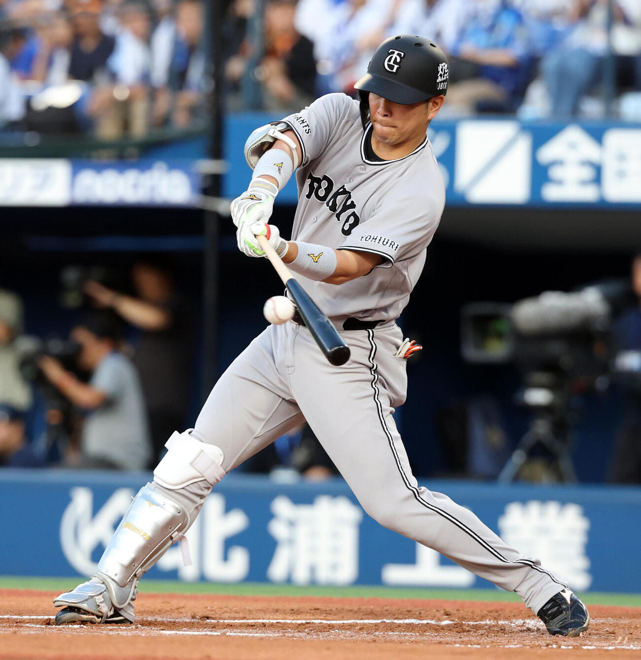 DeNA対巨人　1回表巨人1死一、二塁、大城卓三は適時二塁打を放つ（撮影・浅見桂子）