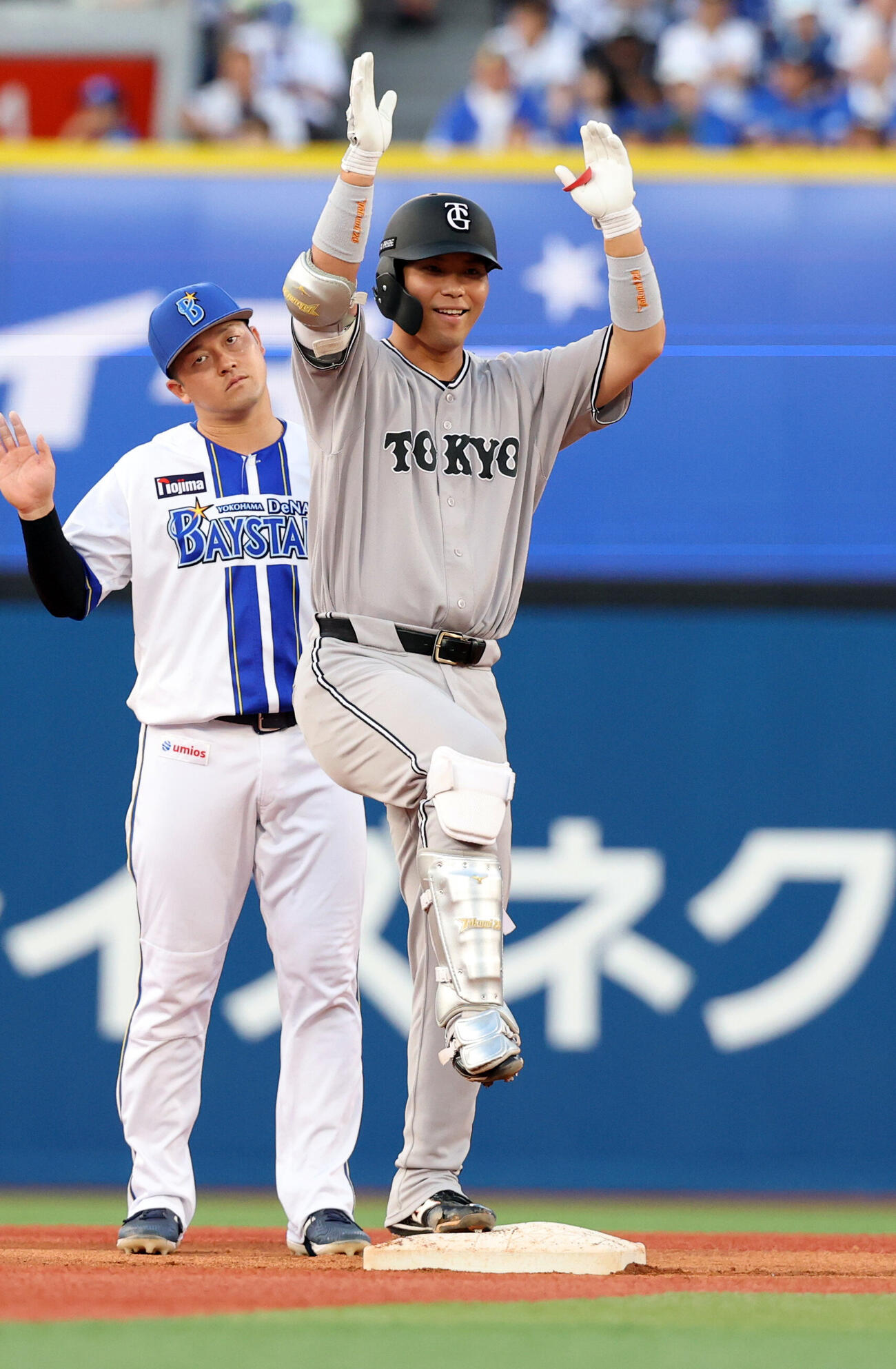 DeNA対巨人　1回表巨人1死一、二塁、大城卓三は適時二塁打を放ちポーズ（撮影・浅見桂子）