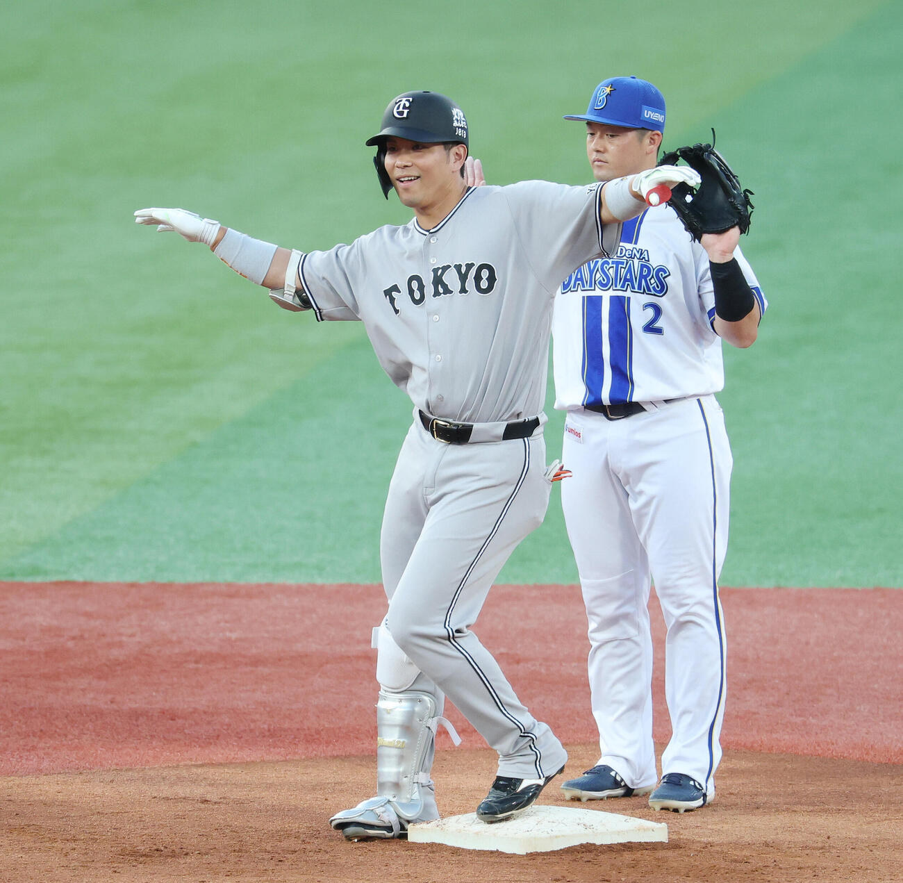 DeNA対巨人　1回表巨人1死一、二塁、適時二塁打を放ちポーズをとる大城卓三。右は牧秀悟（撮影・宮地輝）