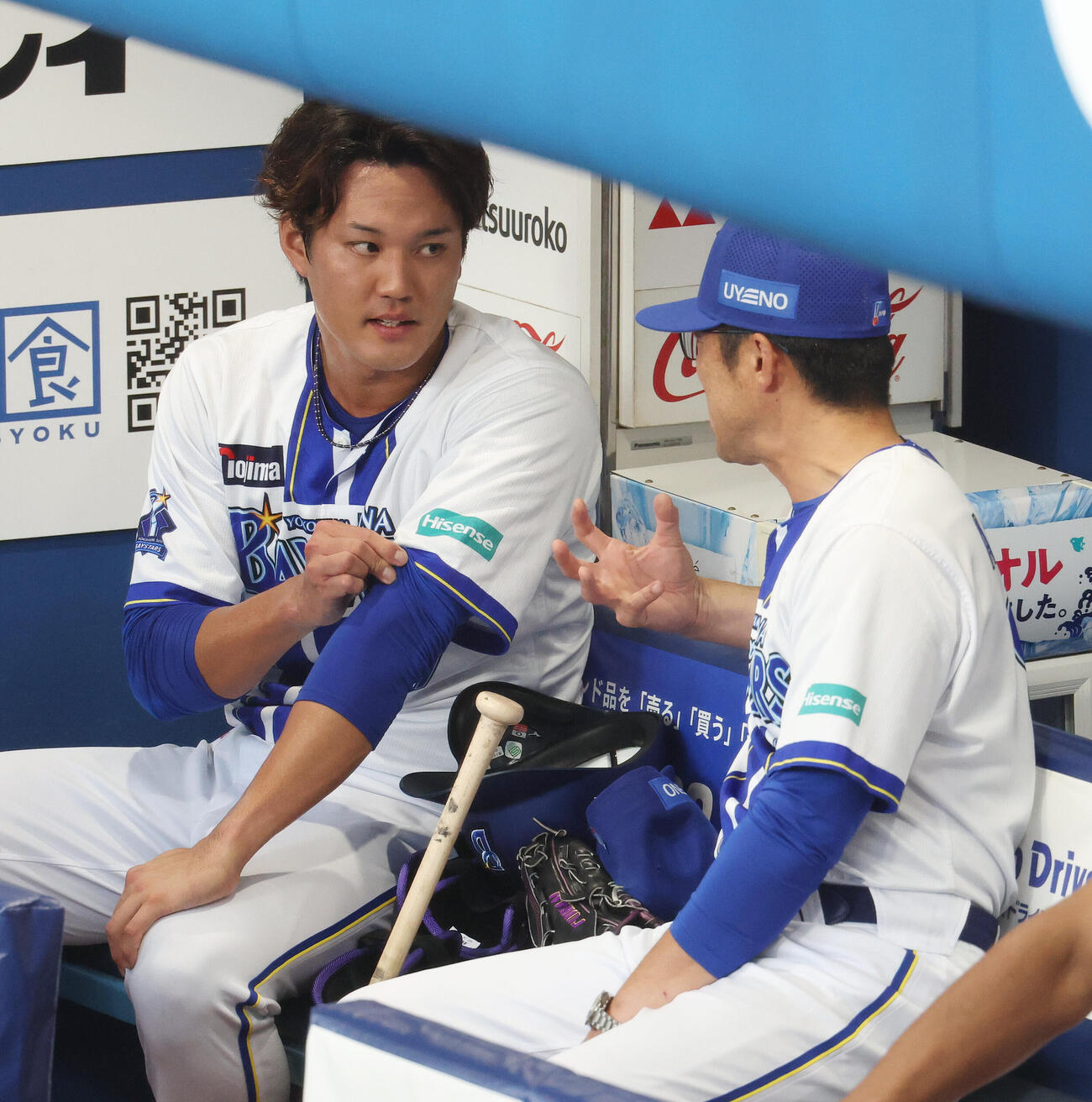 DeNA対巨人　1回表を終え相川亮二監督（右）から声をかけられるDeNA先発の藤浪晋太郎（撮影・宮地輝）