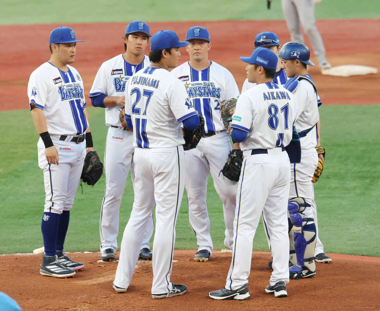 DeNA対巨人　1回表巨人無死満塁、マウンドで相川亮二監督（手前右）らと言葉を交わす藤浪晋太郎（同左）（撮影・宮地輝）