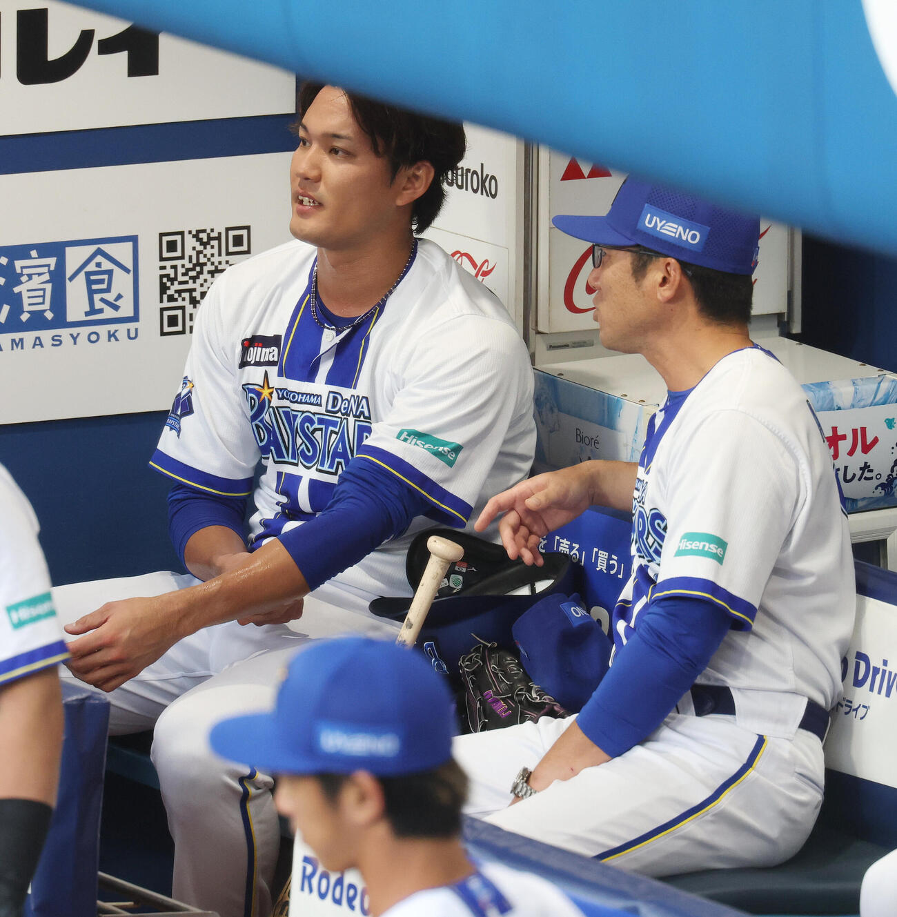 DeNA対巨人　1回表を終えDeNA相川亮二監督（右）から声をかけられる先発の藤浪晋太郎（撮影・宮地輝）