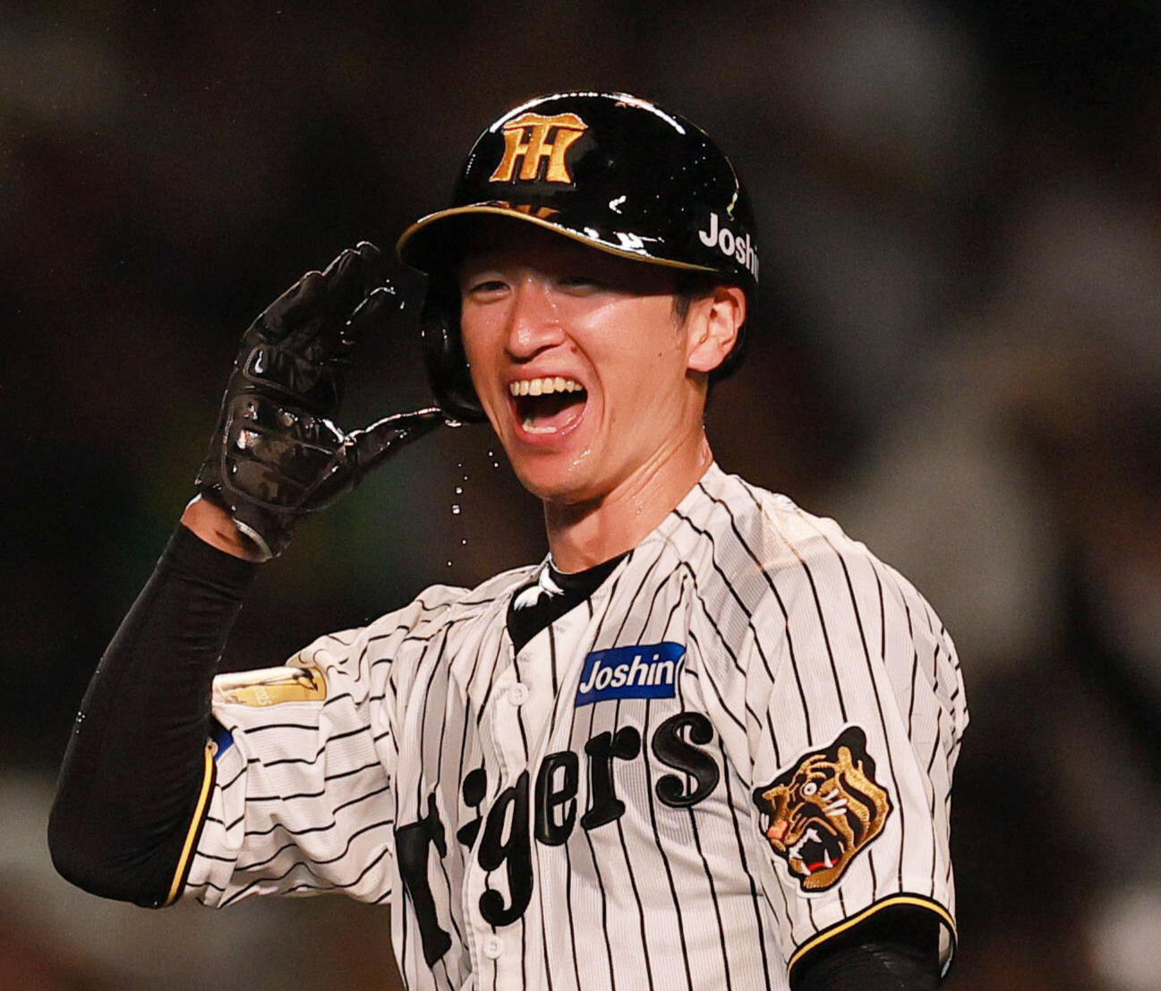 サヨナラで生還した近本はウオーターシャワーの祝福に笑顔を見せる（2026年7月11日撮影）