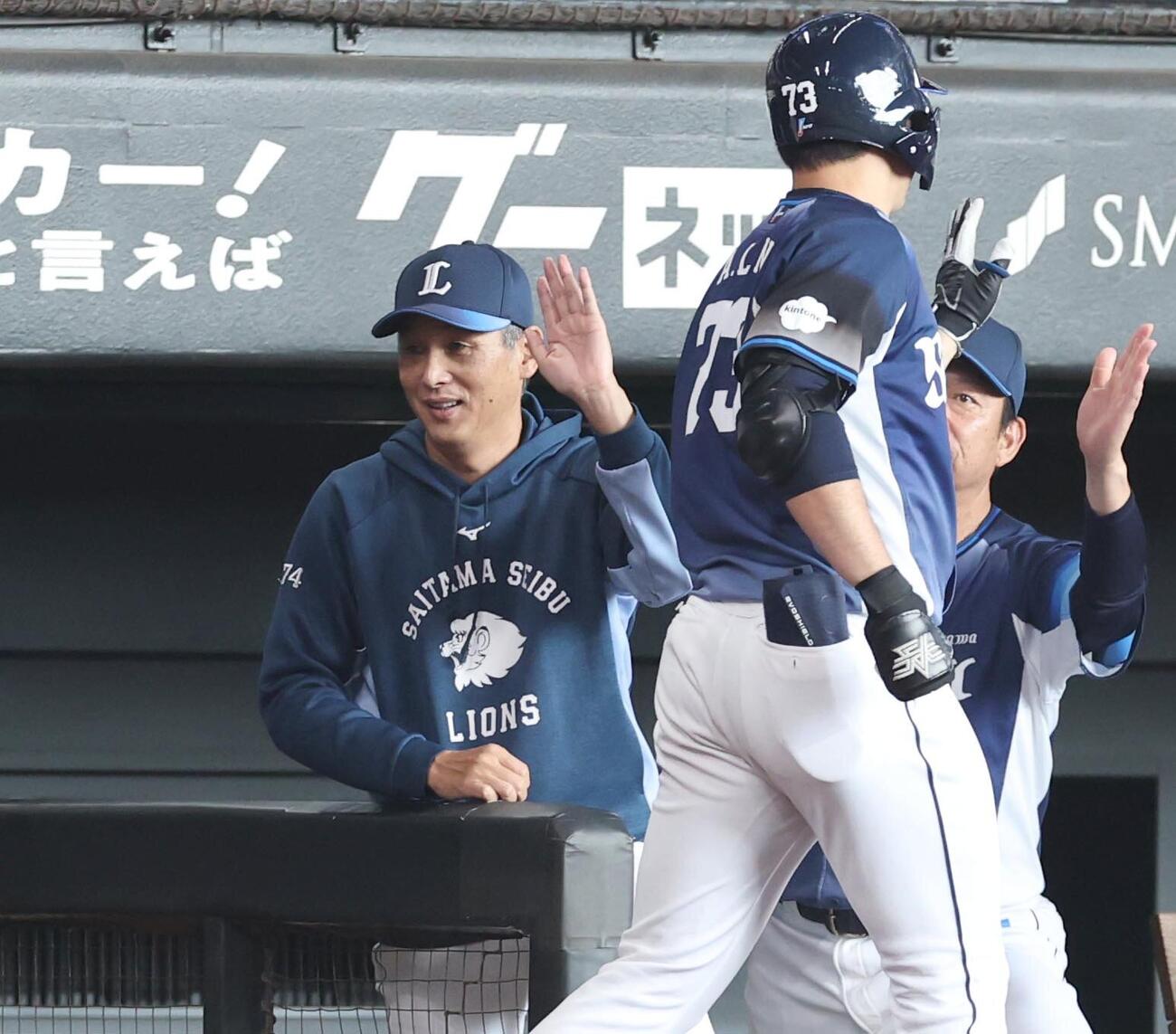 日本ハム対西武　1回表、2点本塁打を放った林安可を出迎える西口文也監督（撮影・黒川智章）