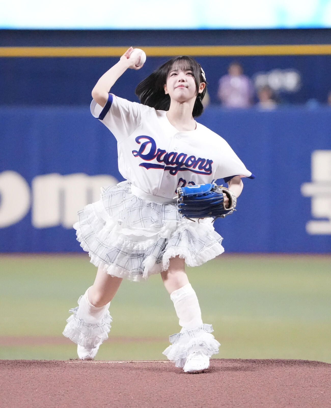 中日対広島　試合後、セレモニアルピッチを行うiLiFE！のあいす（撮影・森本幸一）