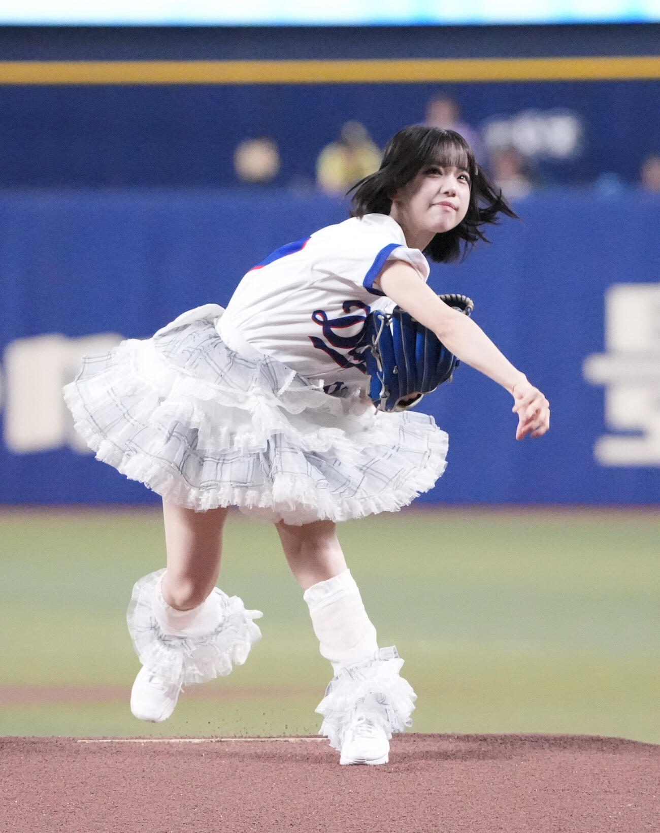 中日対広島　試合後、セレモニアルピッチを行うiLiFE！のあいす（撮影・森本幸一）