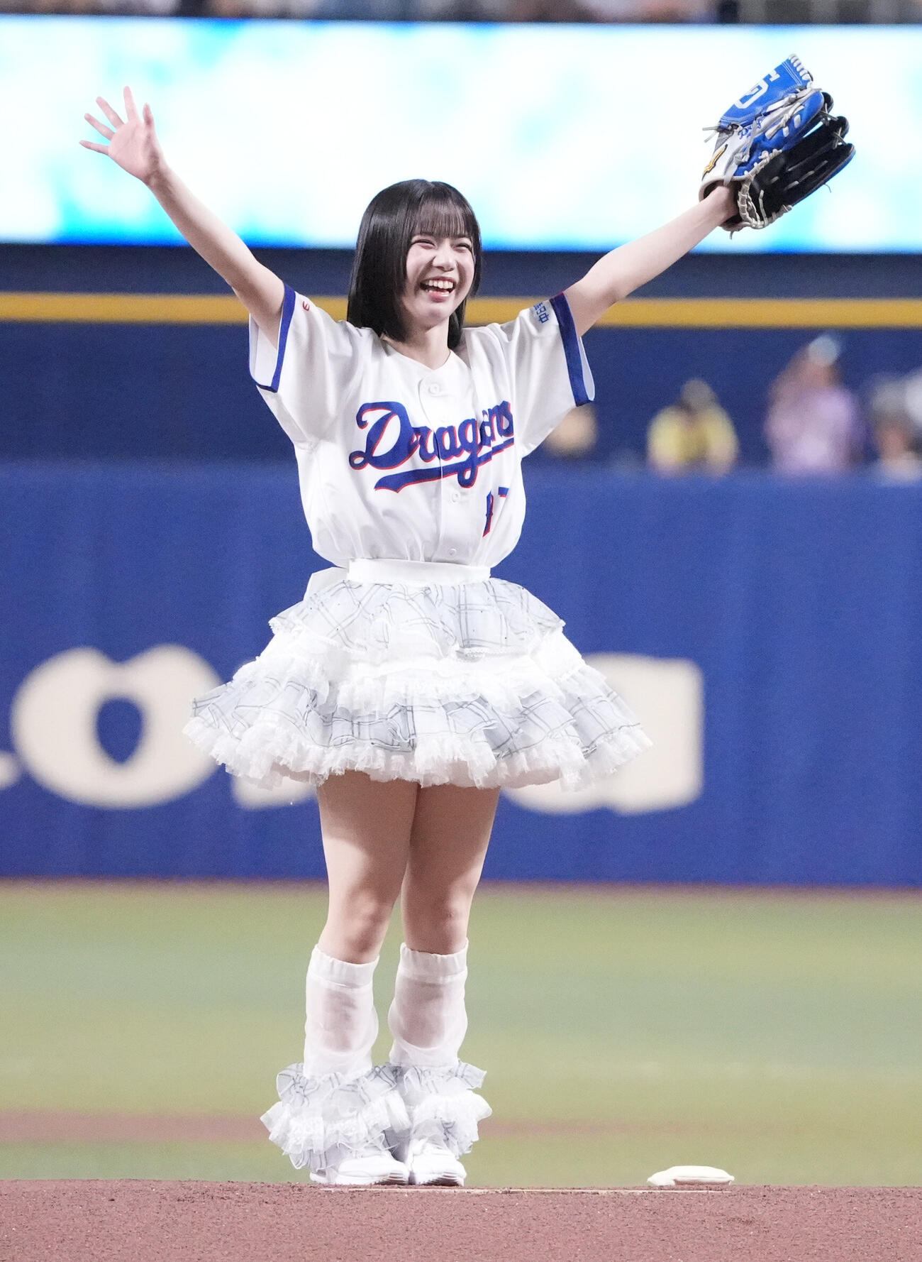中日対広島　試合後、セレモニアルピッチを行うiLiFE！のあいす（撮影・森本幸一）