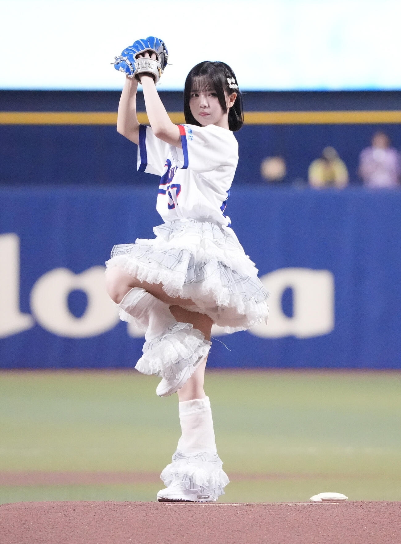 中日対広島　試合後、セレモニアルピッチを行うiLiFE！のあいす（撮影・森本幸一）