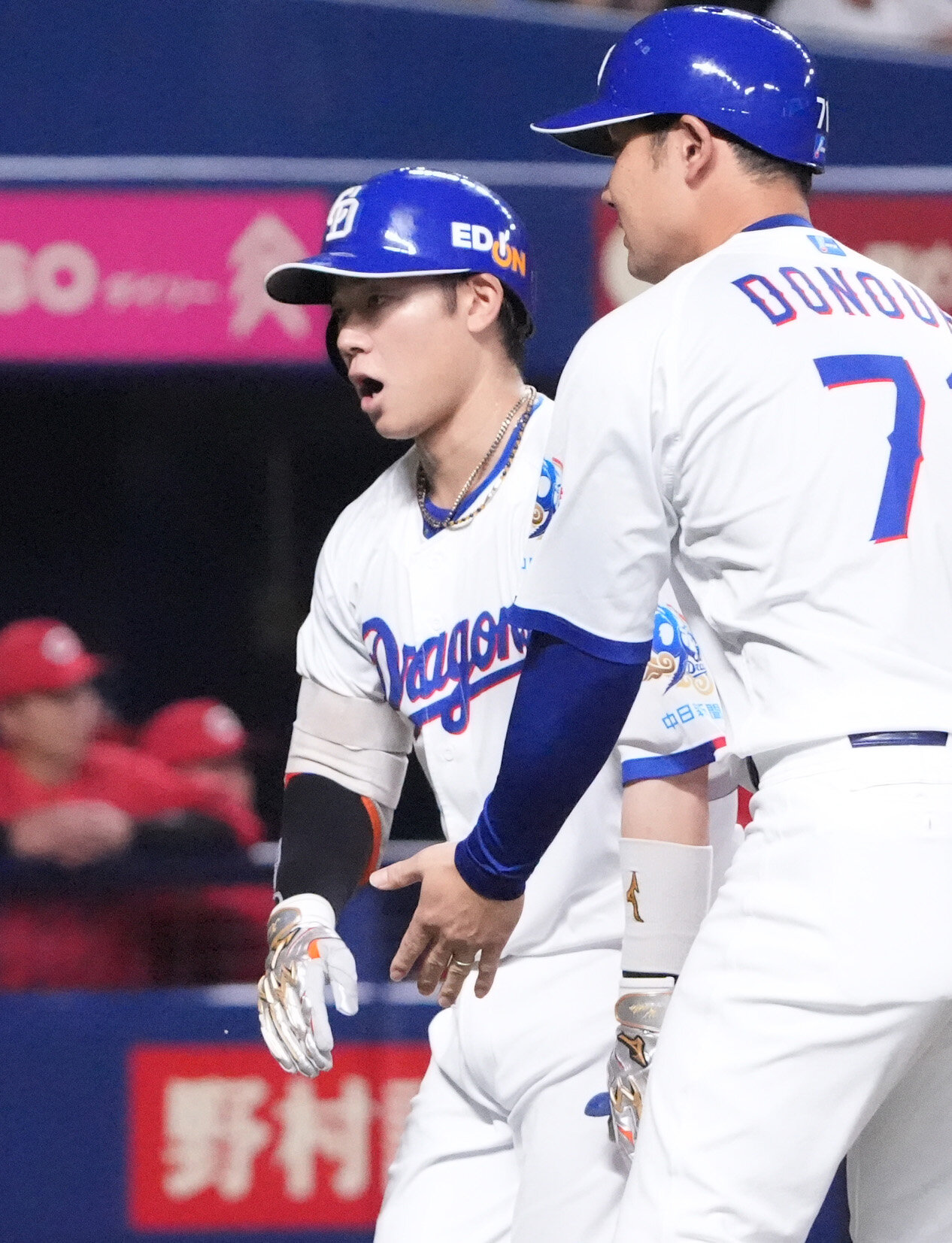 中日対広島　1回裏中日2死、村松開人（左）は本塁打を放ち生還する（撮影・森本幸一）