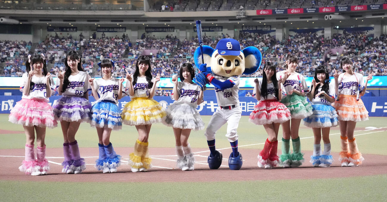 中日対広島　試合後、セレモニアルピッチを行ったあいす（左から5人目）はiLiFE！のメンバーとドアラと記念撮影（撮影・森本幸一）