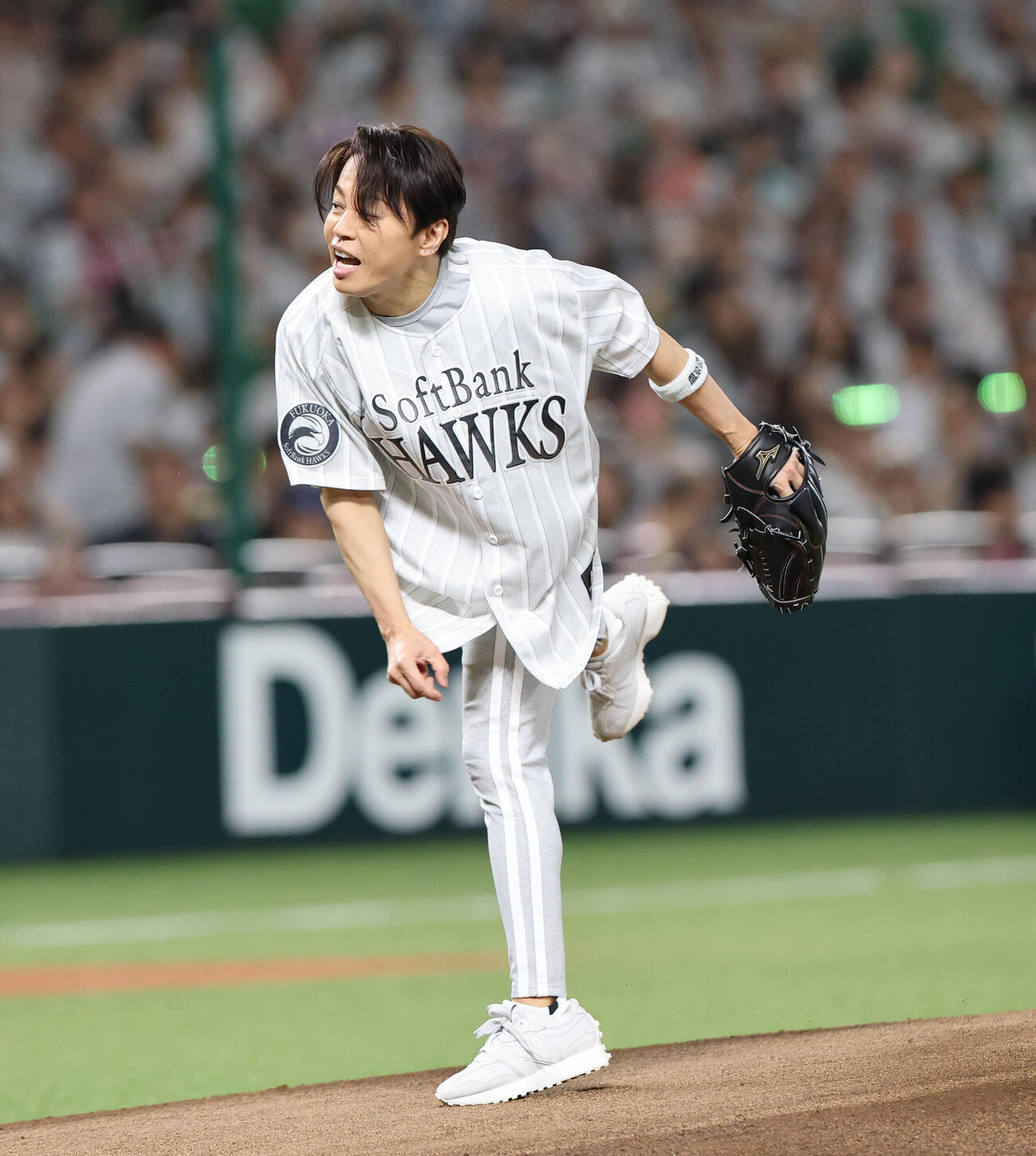 セレモニアルピッチで見事な投球を見せた西川貴教（撮影・梅根麻紀）