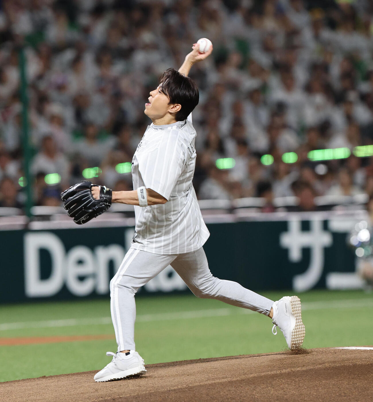 セレモニアルピッチで見事な投球を見せた西川貴教（撮影・梅根麻紀）