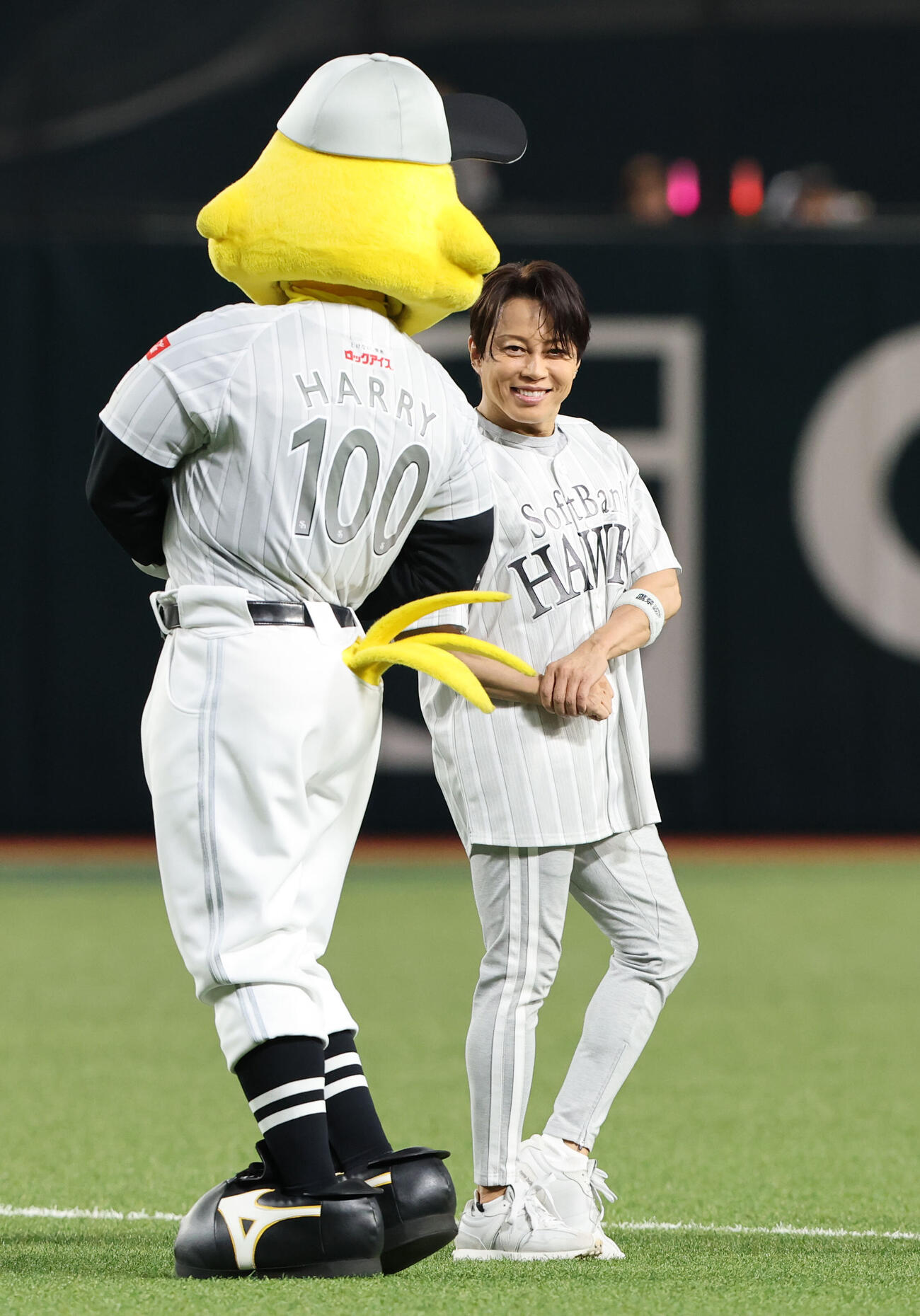 ジャリーホークと西川貴教（撮影・梅根麻紀）
