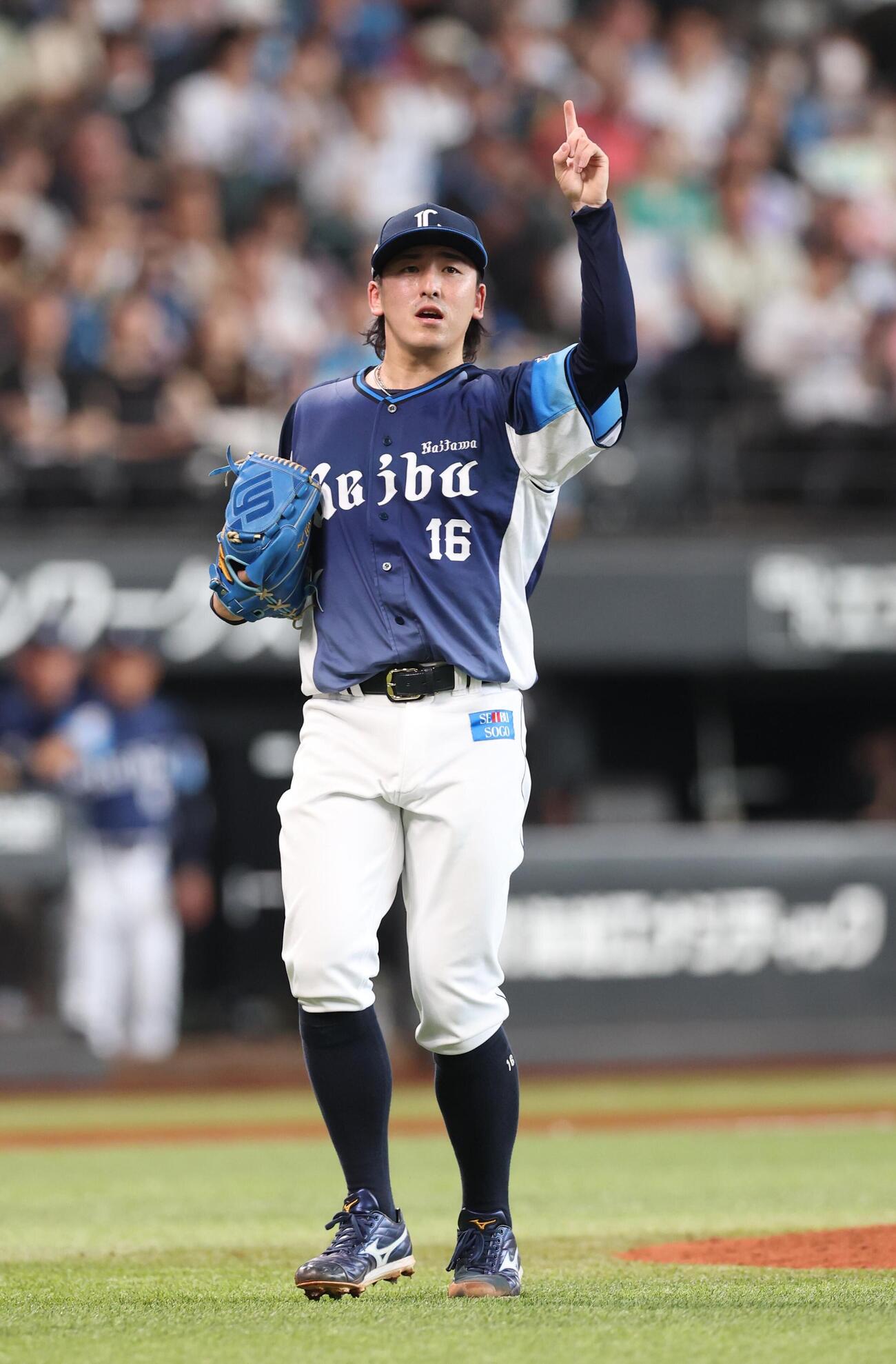 日本ハム対西武　2回裏日本ハム2死、奈良間大己を一飛にとり打球を指さす隅田知一郎（撮影・黒川智章）
