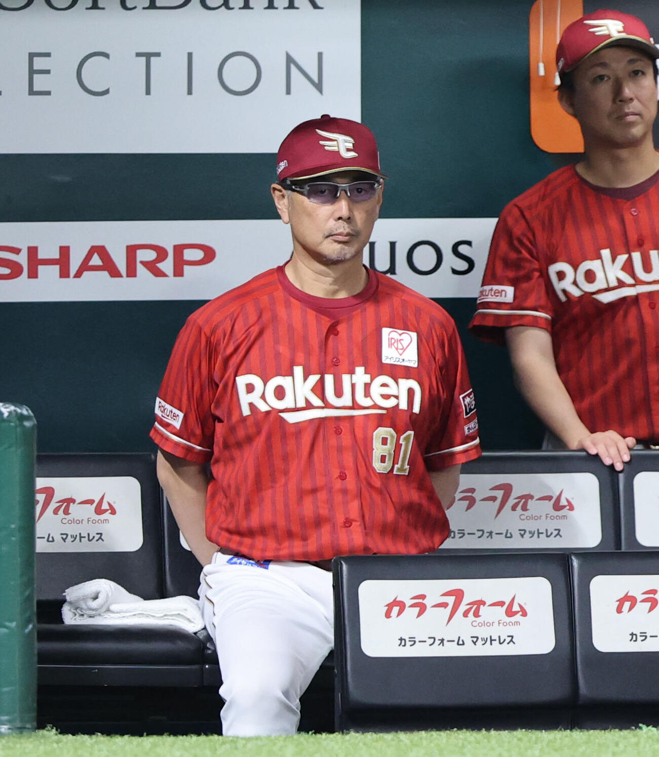 ソフトバンク対楽天　ベンチから試合を見守る楽天吉井理人監督（撮影・梅根麻紀）