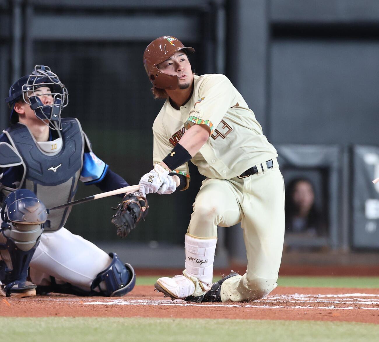 日本ハム対西武　6回裏日本ハム2死、バットを折りながら二塁打を放つ水野達稀（撮影・黒川智章）