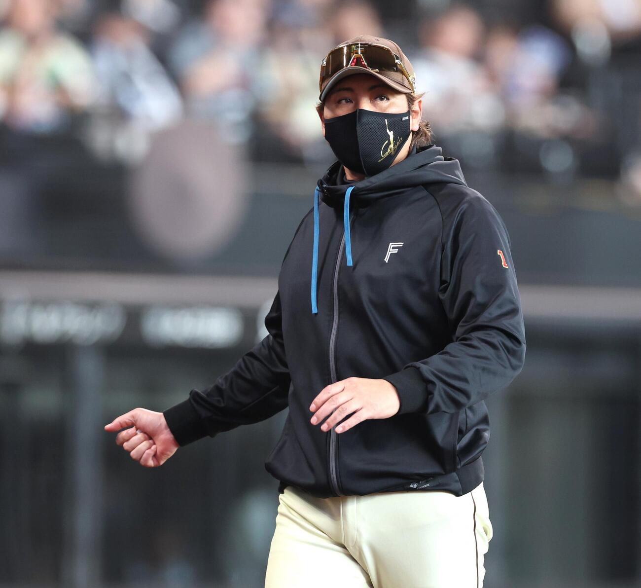日本ハム対西武　投手交代を告げる新庄剛志監督（撮影・黒川智章）