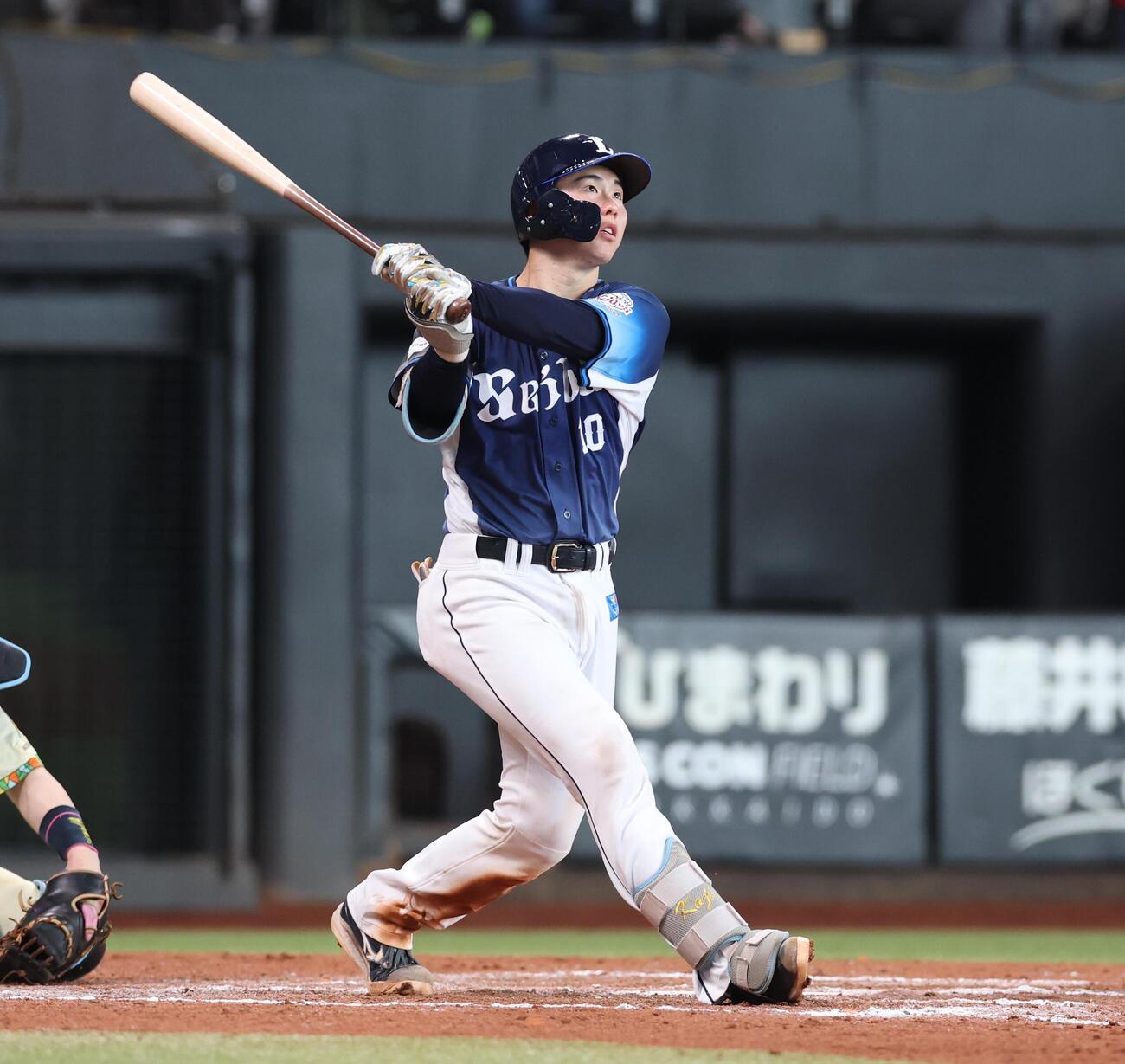 日本ハム対西武　8回表西武1死満塁、右越えに満塁本塁打を放つ小島大河（撮影・黒川智章）