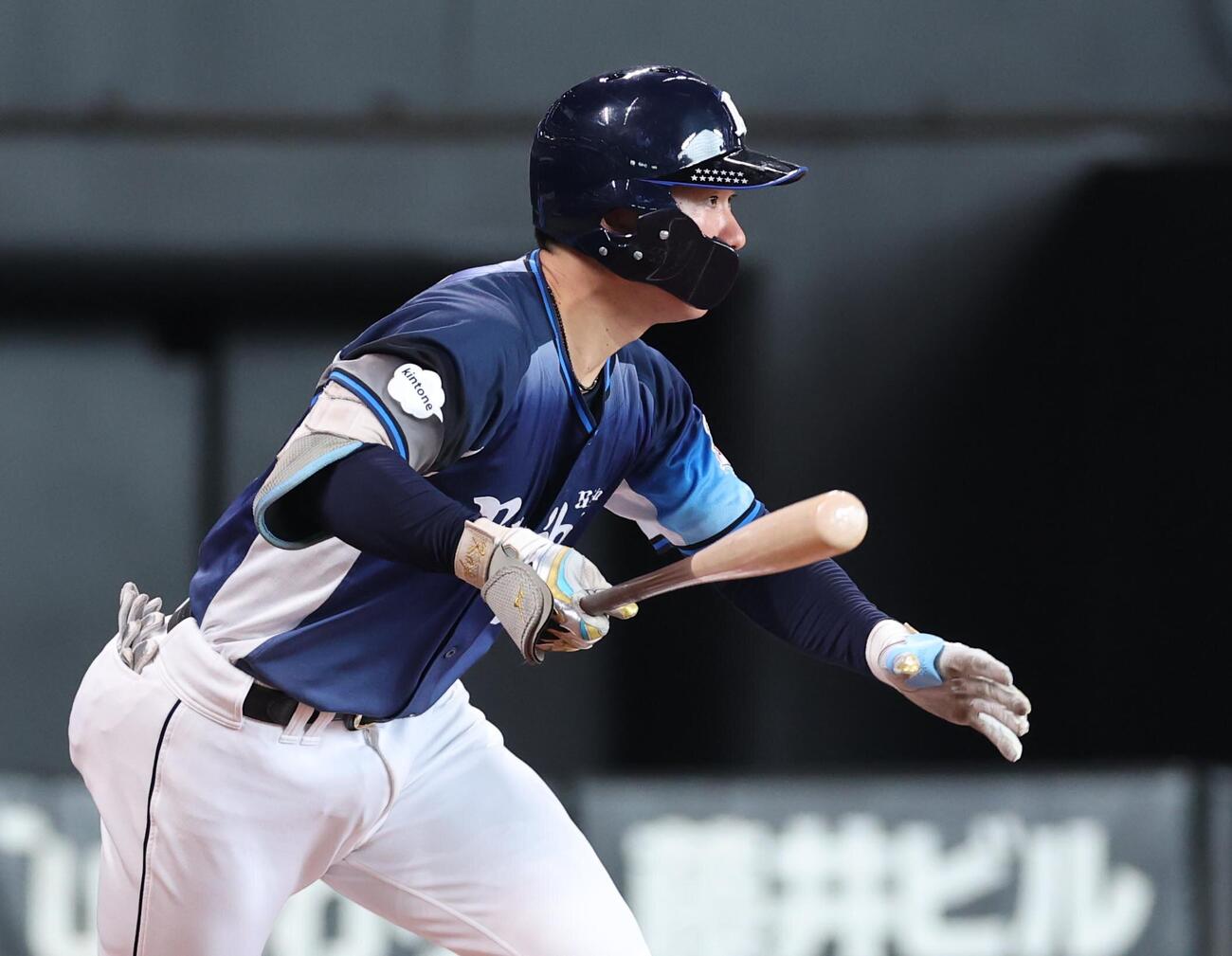 日本ハム対西武　1回表西武1死一塁、安打を放つ小島大河（撮影・黒川智章）
