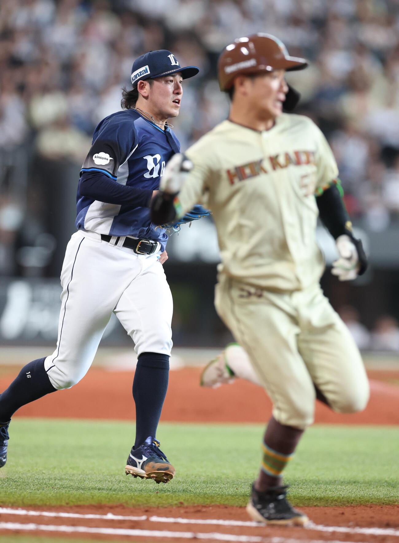 日本ハム対西武　5回裏日本ハム2死、奈良間大己（右）に内野安打を許す隅田知一郎（撮影・黒川智章）