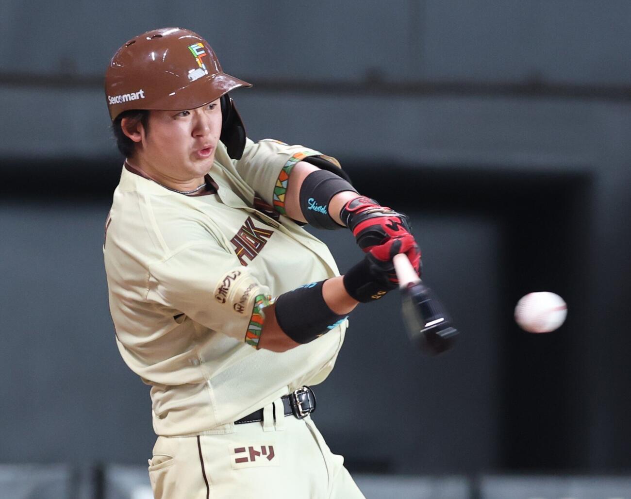 日本ハム対西武　9回裏日本ハム1死一、二塁、適時打を放つ進藤勇也（撮影・黒川智章）