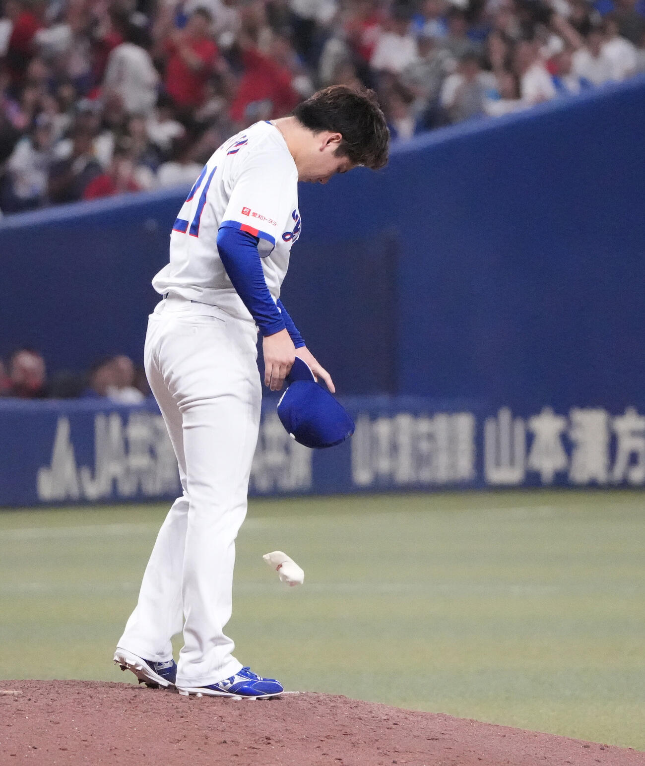 中日対広島　6回表広島1死一、三塁、中日先発の金丸夢斗はサンドロ・ファビアンに3点本塁打を打たれうなだれる（撮影・森本幸一）