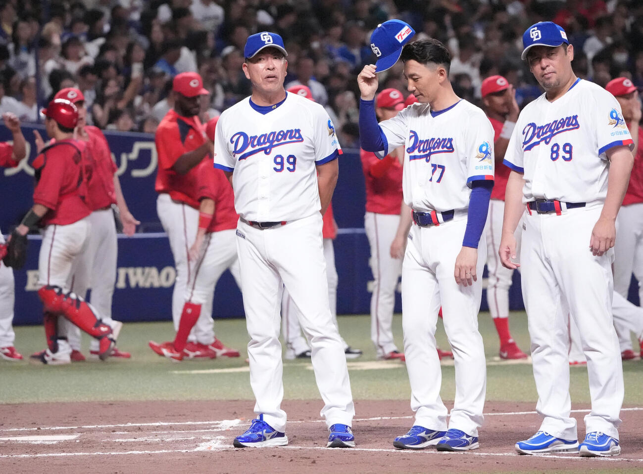 中日対広島　試合終了、井上一樹監督（前列左）はスタンドの観客にあいさつをする（撮影・森本幸一）