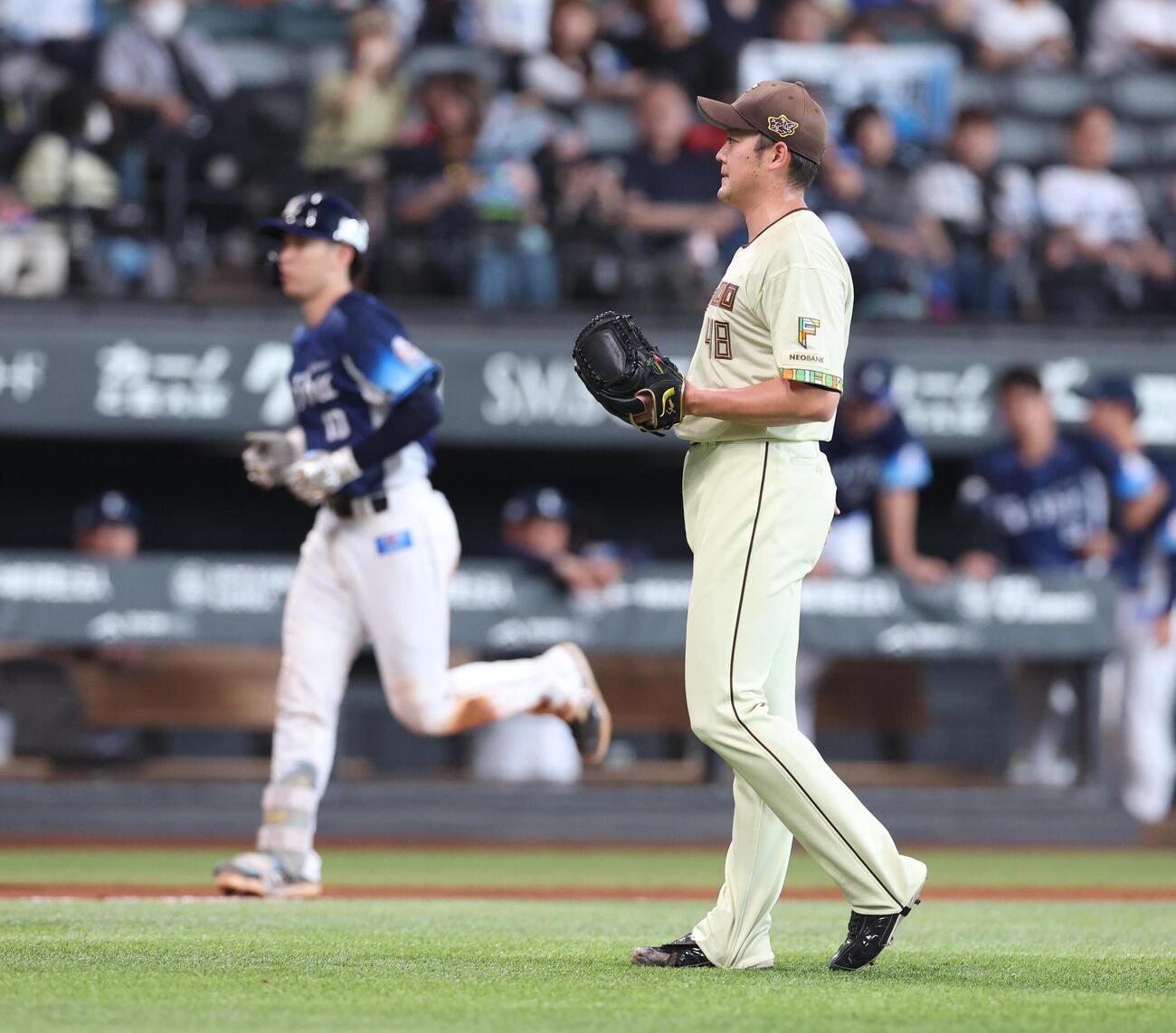 日本ハム対西武　8回表西武1死満塁、小島大河に満塁本塁打を浴びた斎藤友貴哉（撮影・黒川智章）