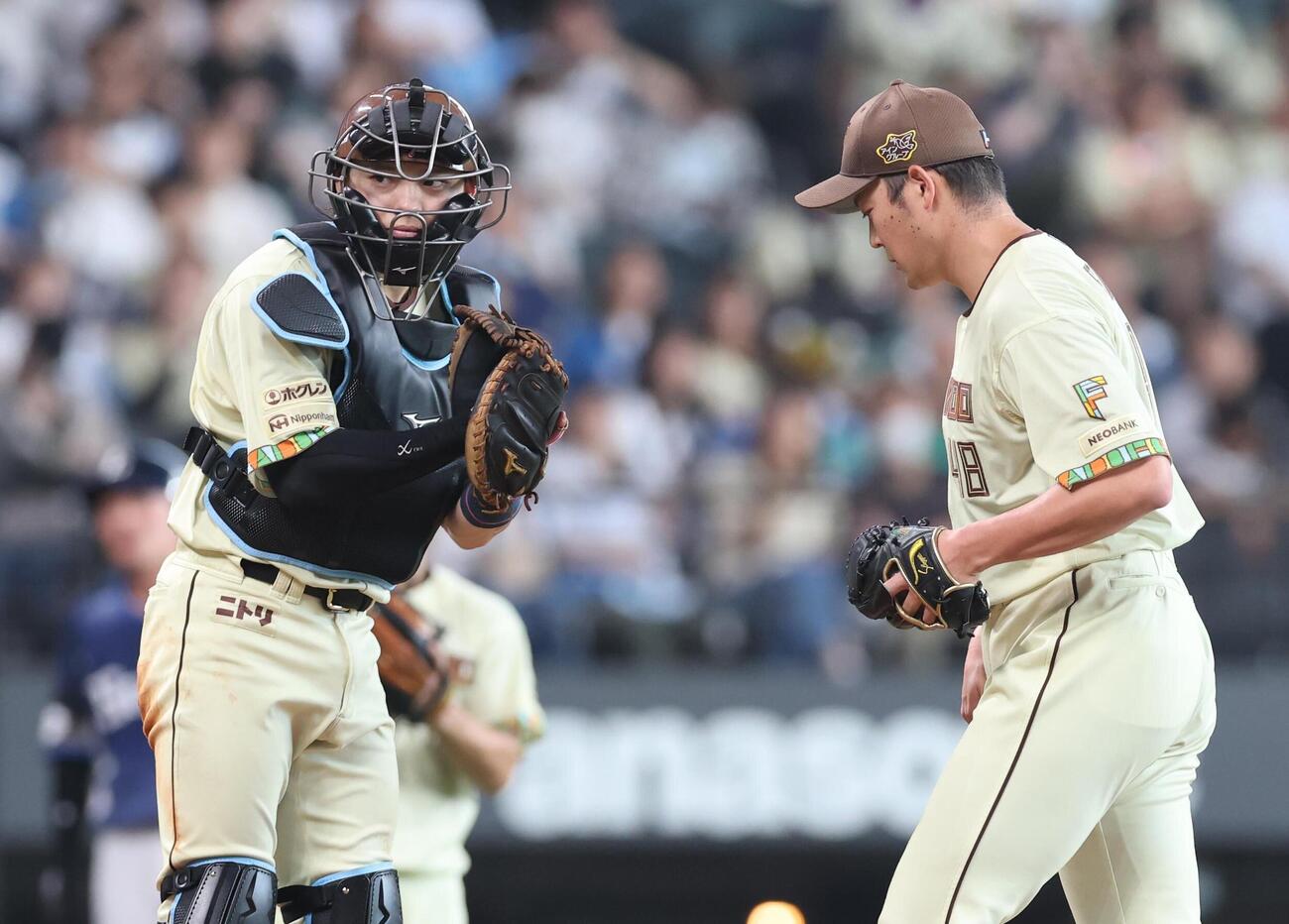 日本ハム対西武　マウンドで斎藤友貴哉（右）と話す田宮裕涼（撮影・黒川智章）