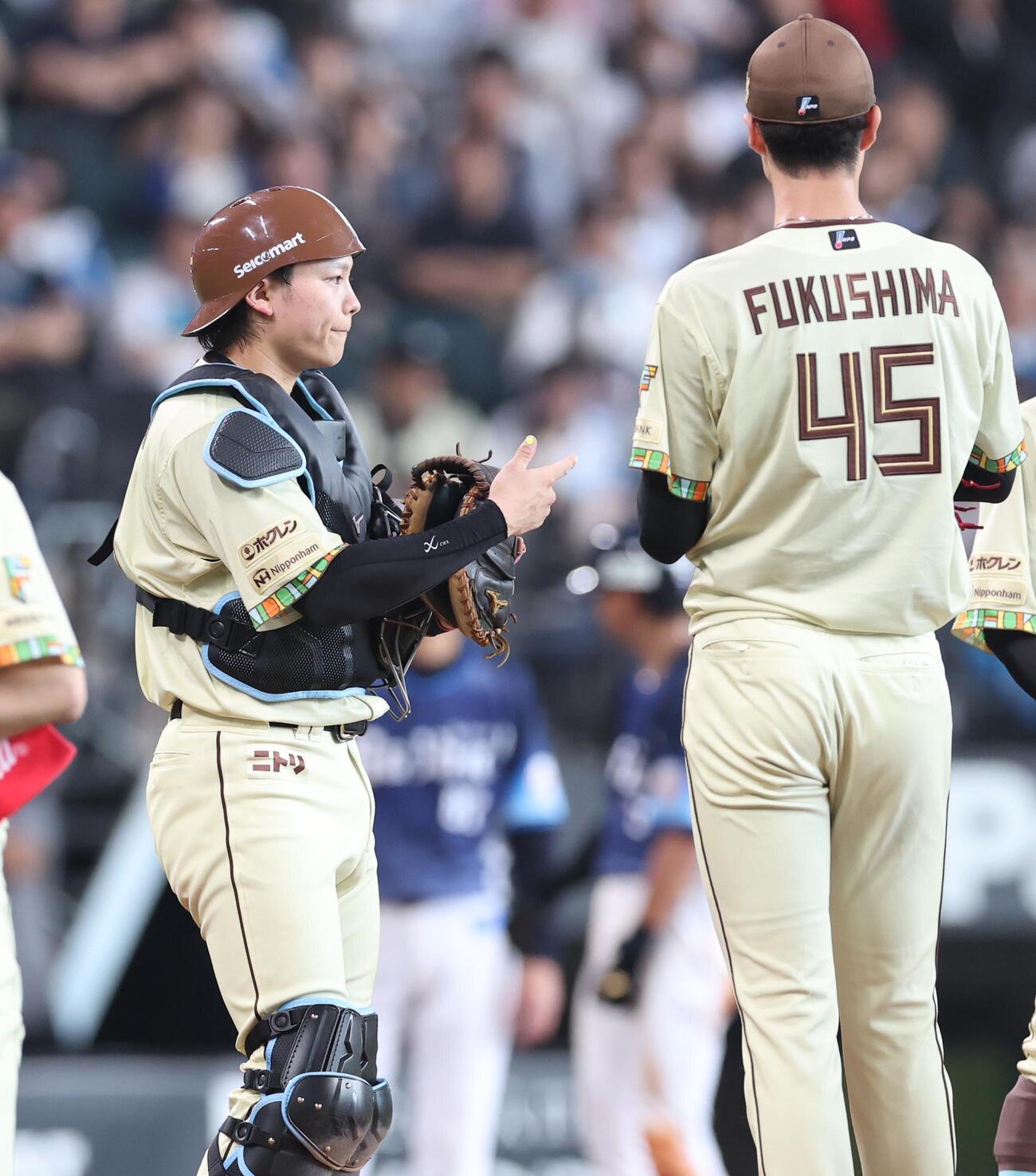 日本ハム対西武　マウンドで福島蓮（右）と話す田宮裕涼（撮影・黒川智章）