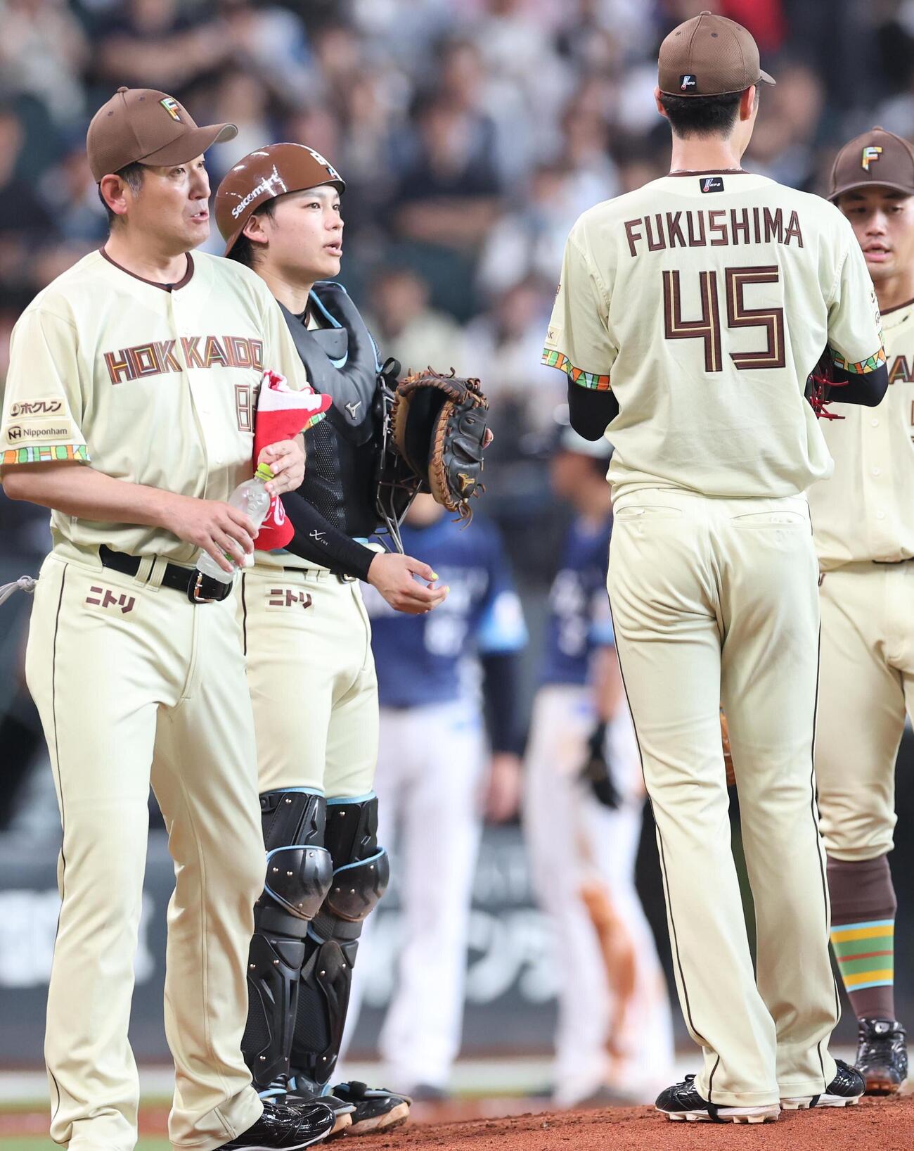 日本ハム対西武　マウンドで福島蓮と話す田宮裕涼（左から2人目）（撮影・黒川智章）
