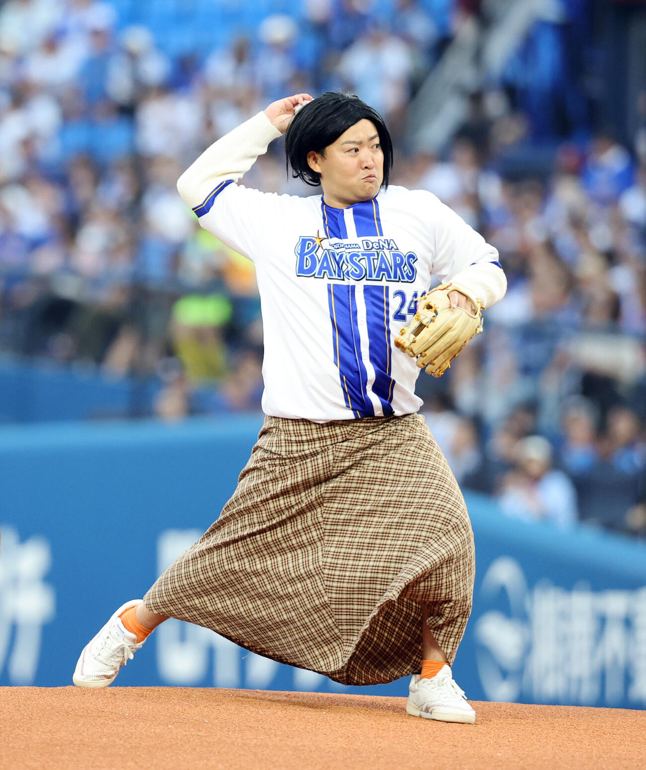 DeNA対巨人　始球式を務めたナチョス。まなみちゃん（撮影・浅見桂子）