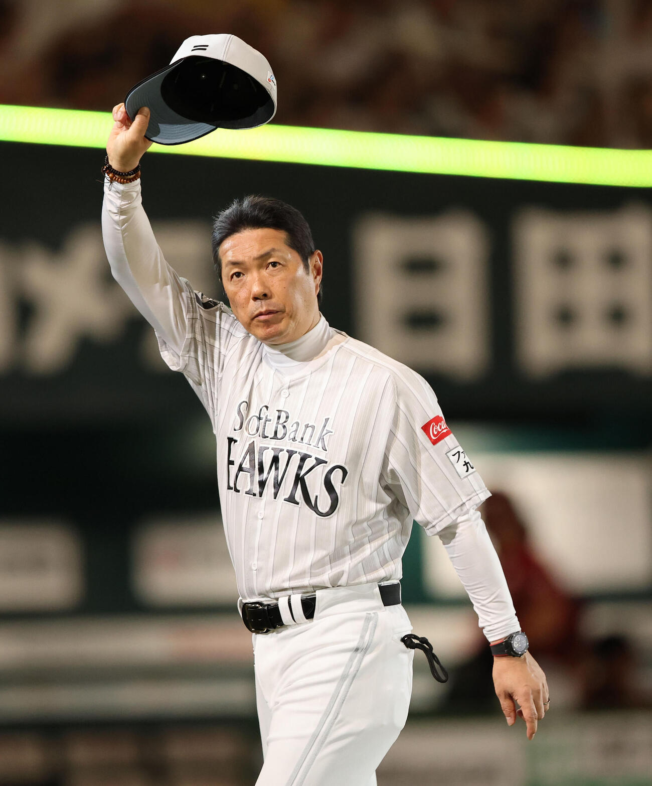 ソフトバンク対楽天　楽天に勝利を飾ったソフトバンク小久保裕紀監督はファンに手を振る（撮影・梅根麻紀）