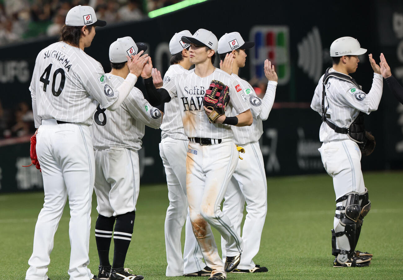 ソフトバンク対楽天　楽天に勝利を飾ったソフトバンクナインはハイタッチをかわす（撮影・梅根麻紀）