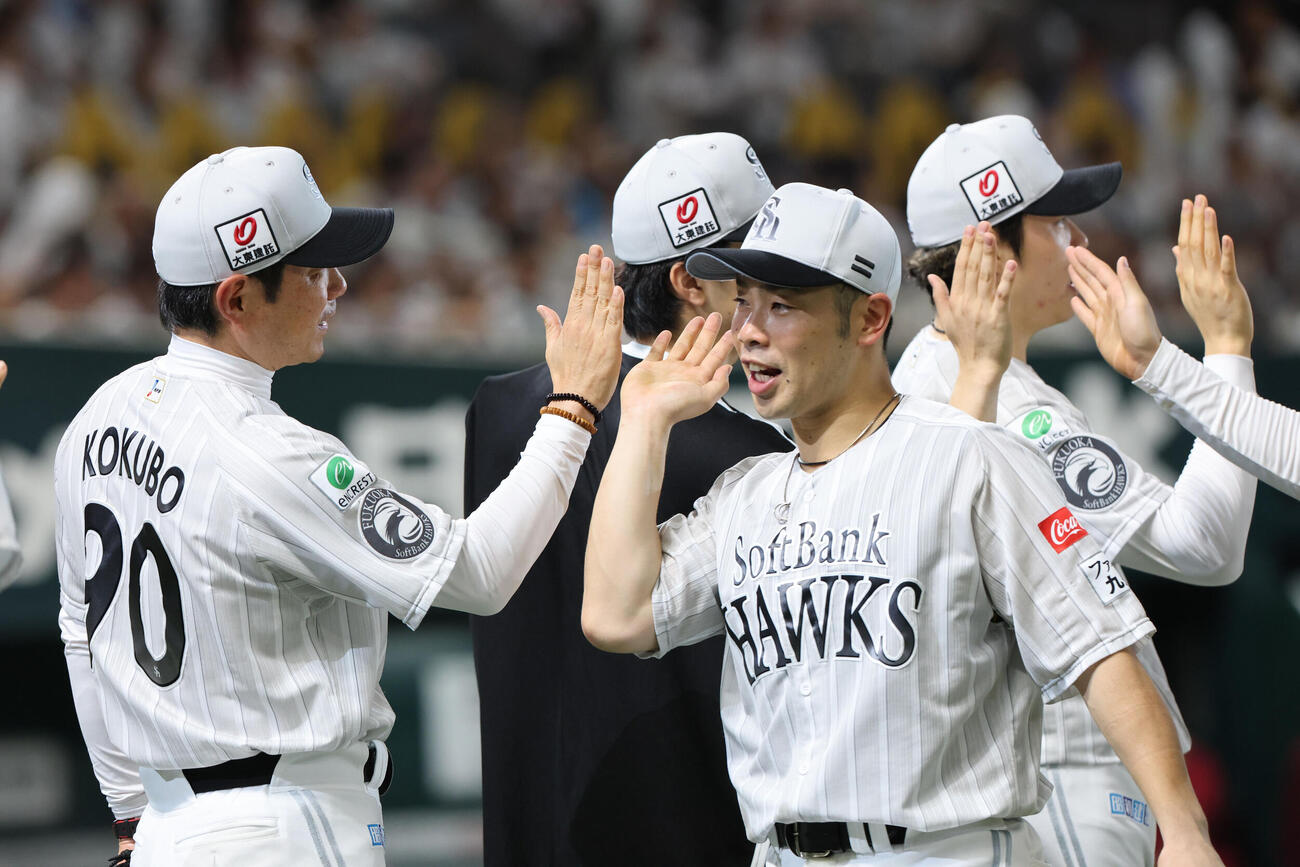 ソフトバンク対楽天　楽天に勝利を飾ったソフトバンク小久保裕紀監督はナインで出迎える（撮影・梅根麻紀）