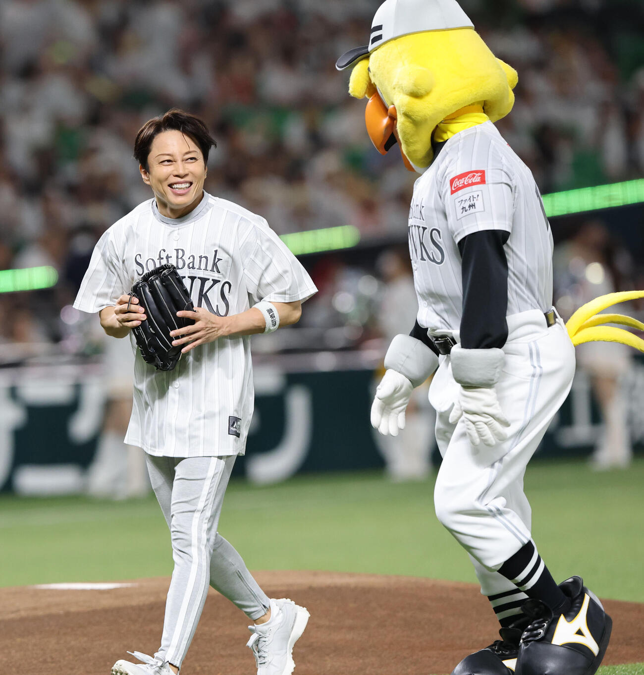 セレモニアルピッチで見事な投球を見せた西川貴教は笑顔（撮影・梅根麻紀）