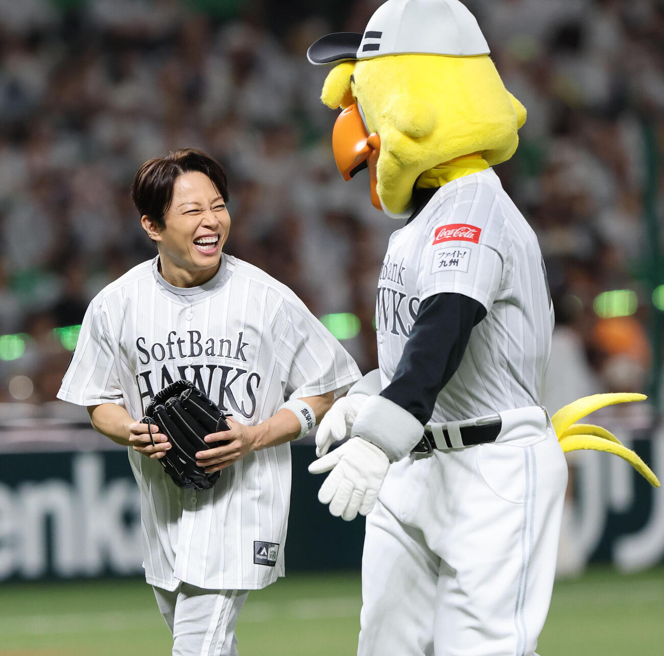 セレモニアルピッチで見事な投球を見せた西川貴教は笑顔（撮影・梅根麻紀）